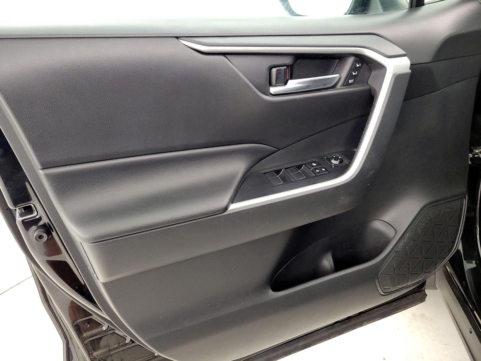 Thumbnail: 2020 Toyota RAV4 - 12