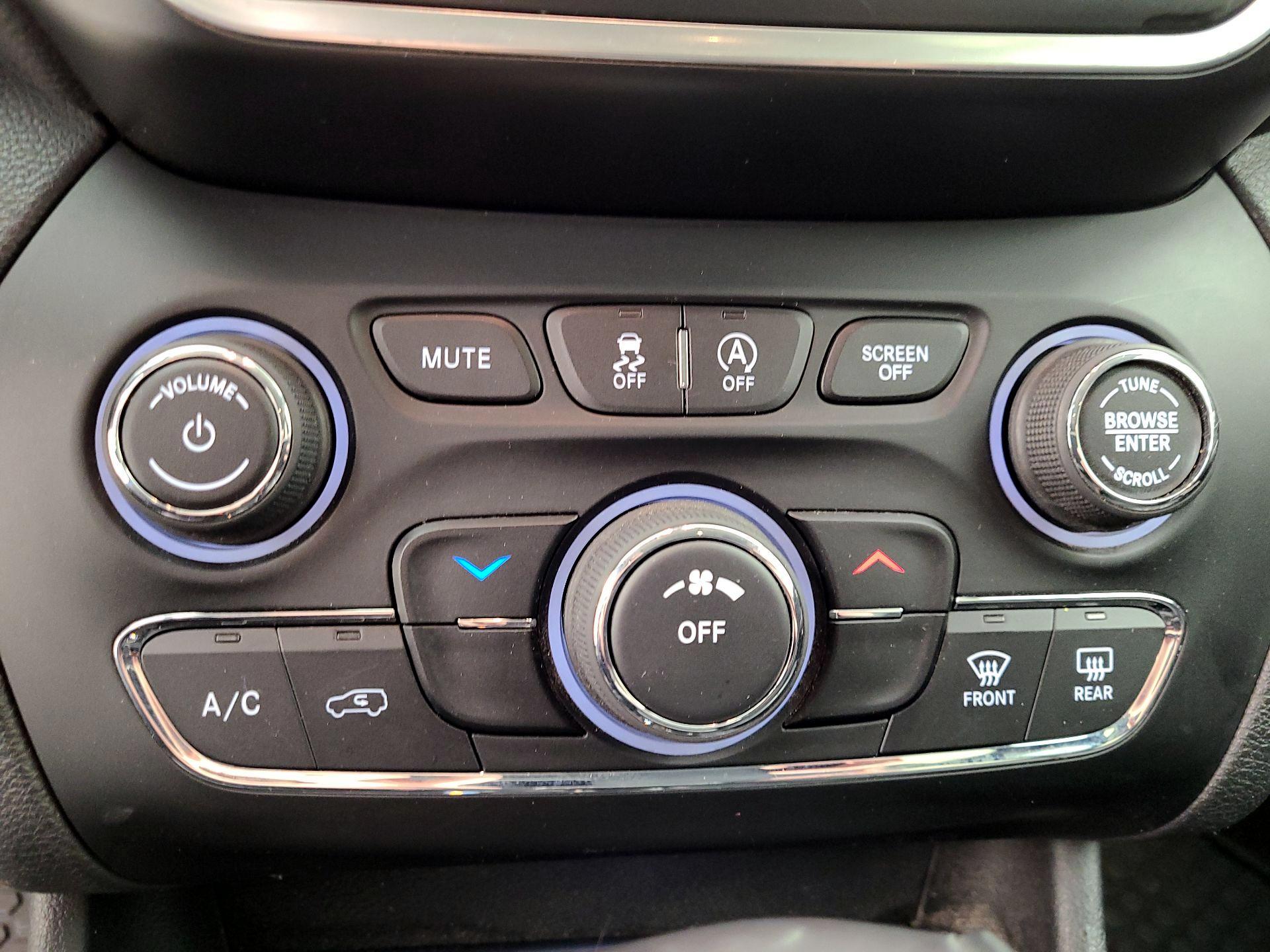 Thumbnail: 2019 Jeep Cherokee - 16
