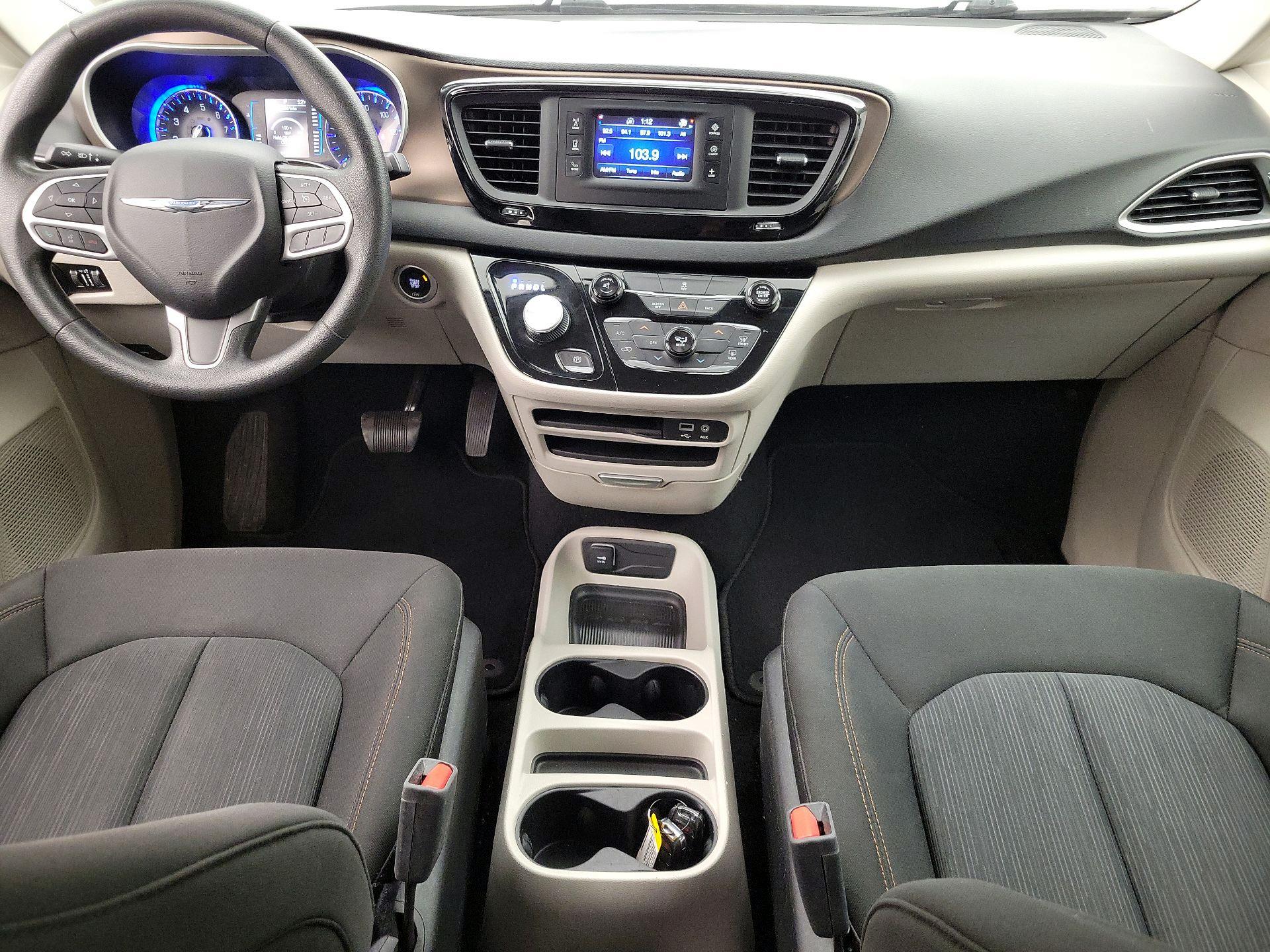 Thumbnail: 2017 Chrysler Pacifica - 9
