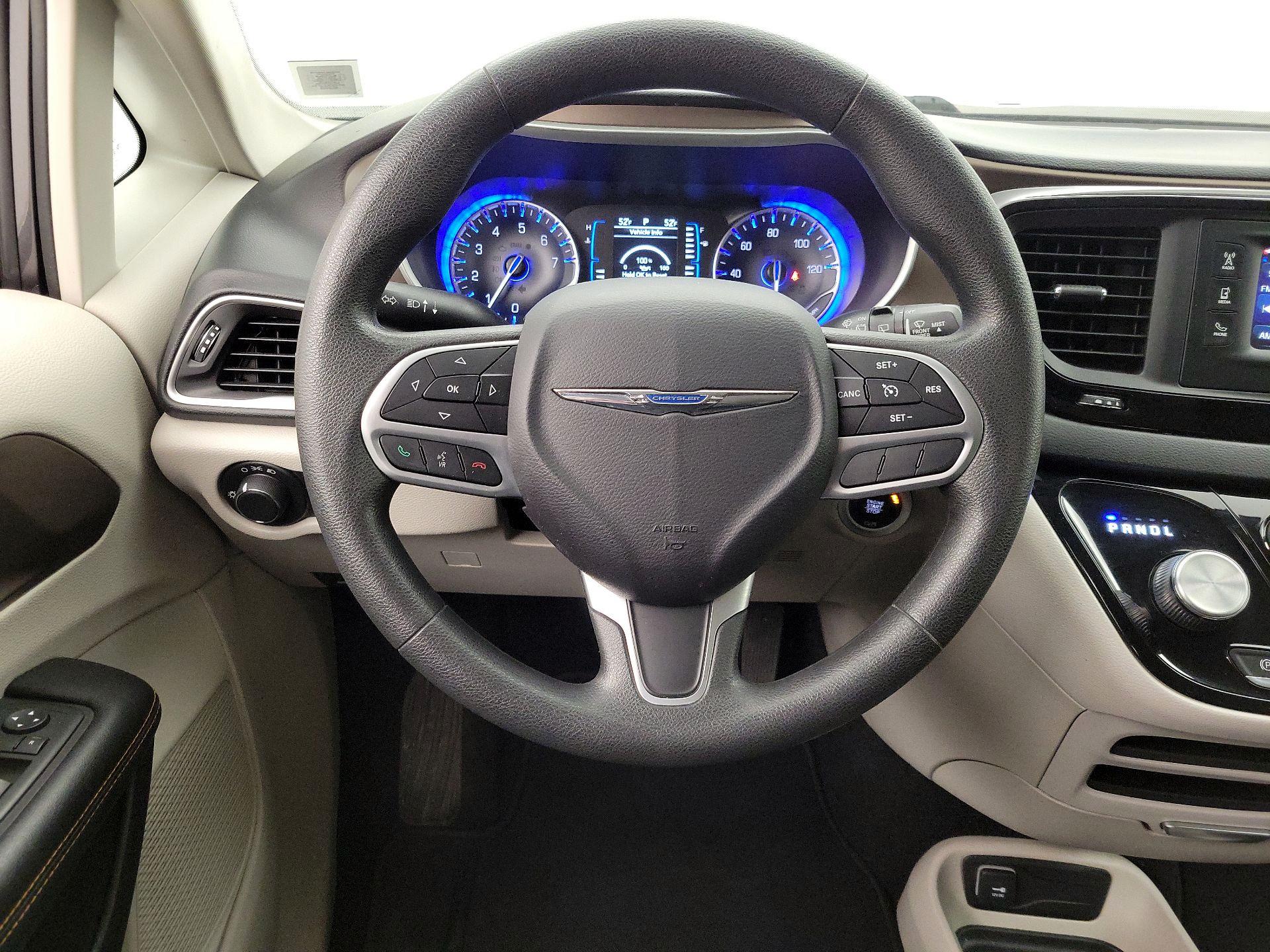 Thumbnail: 2017 Chrysler Pacifica - 10