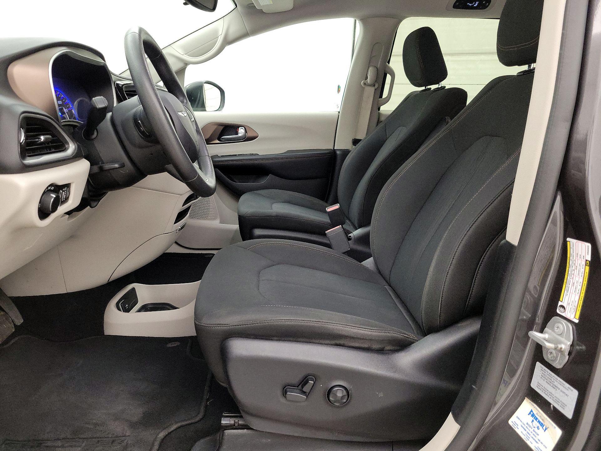 Thumbnail: 2017 Chrysler Pacifica - 11