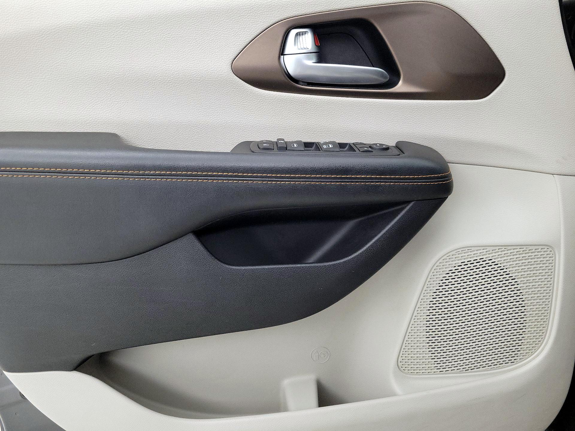 Thumbnail: 2017 Chrysler Pacifica - 12