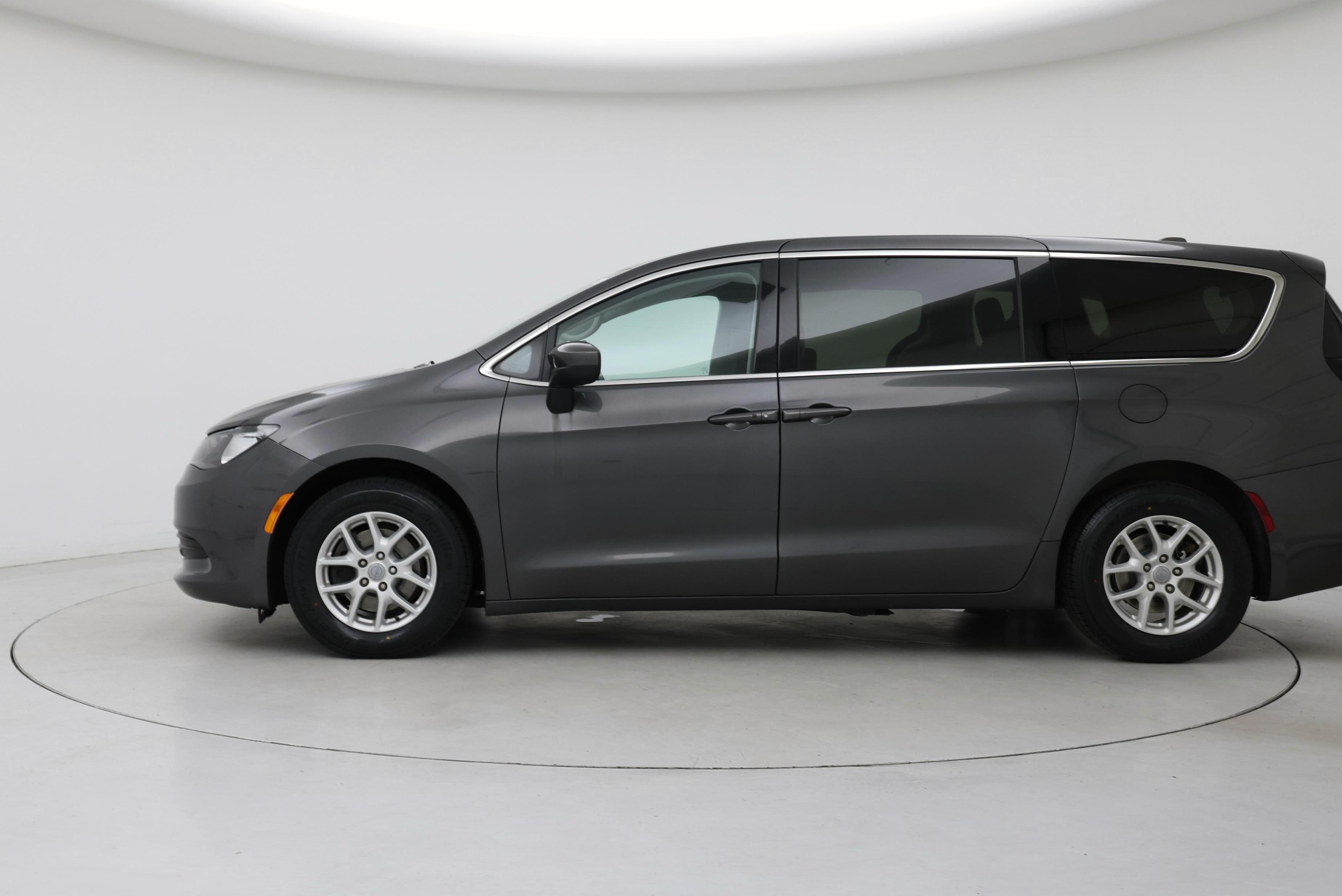 Thumbnail: 2017 Chrysler Pacifica - 3