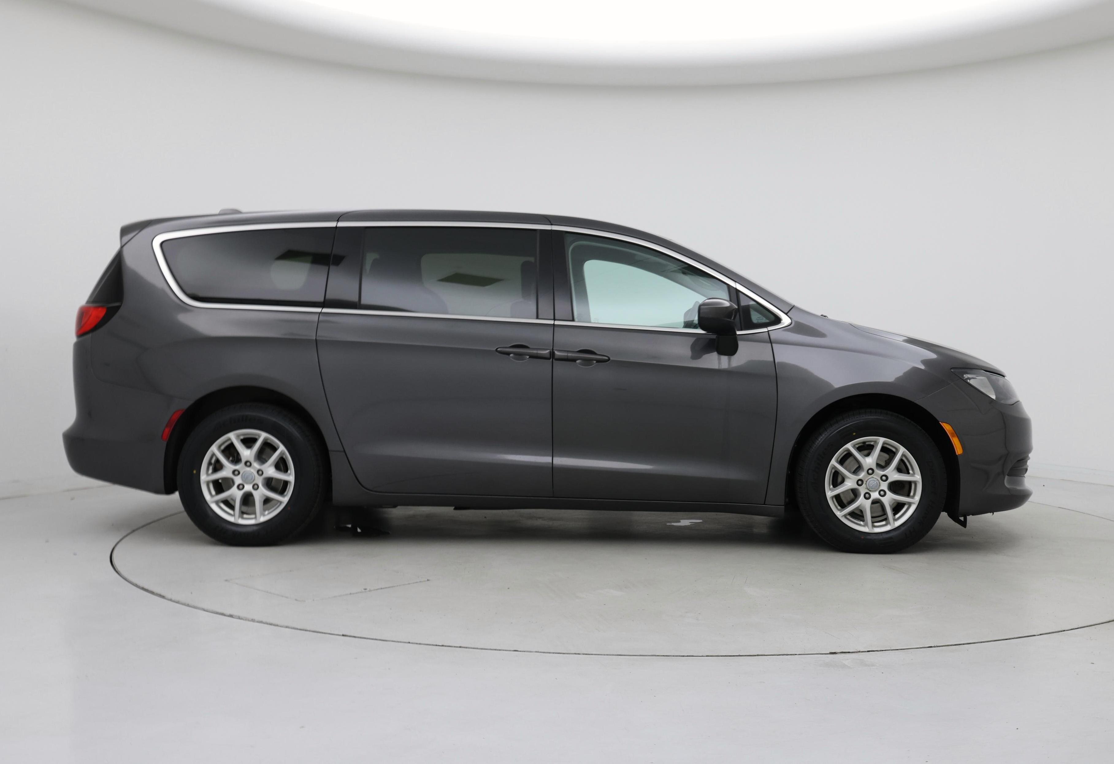 Thumbnail: 2017 Chrysler Pacifica - 7