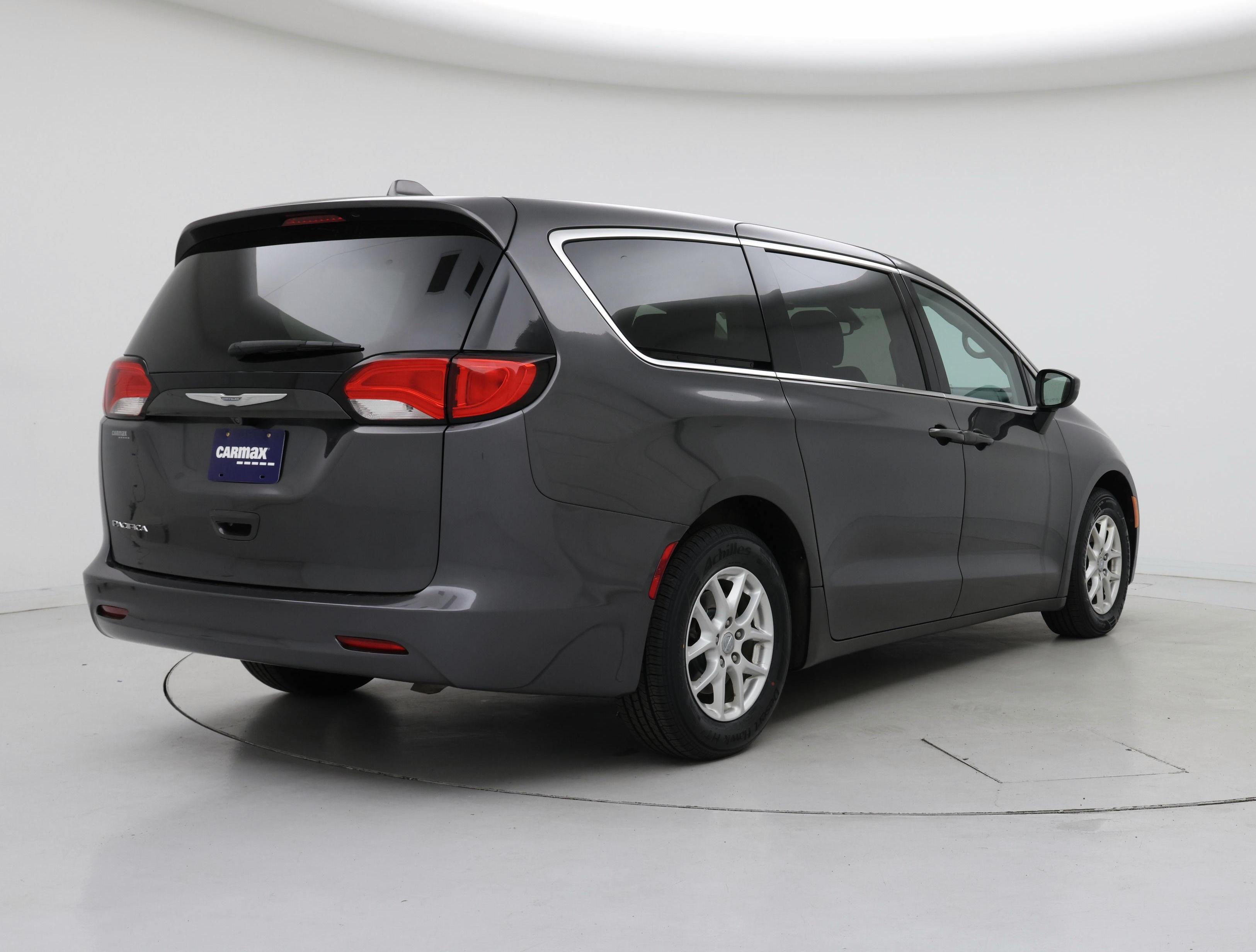 Thumbnail: 2017 Chrysler Pacifica - 8
