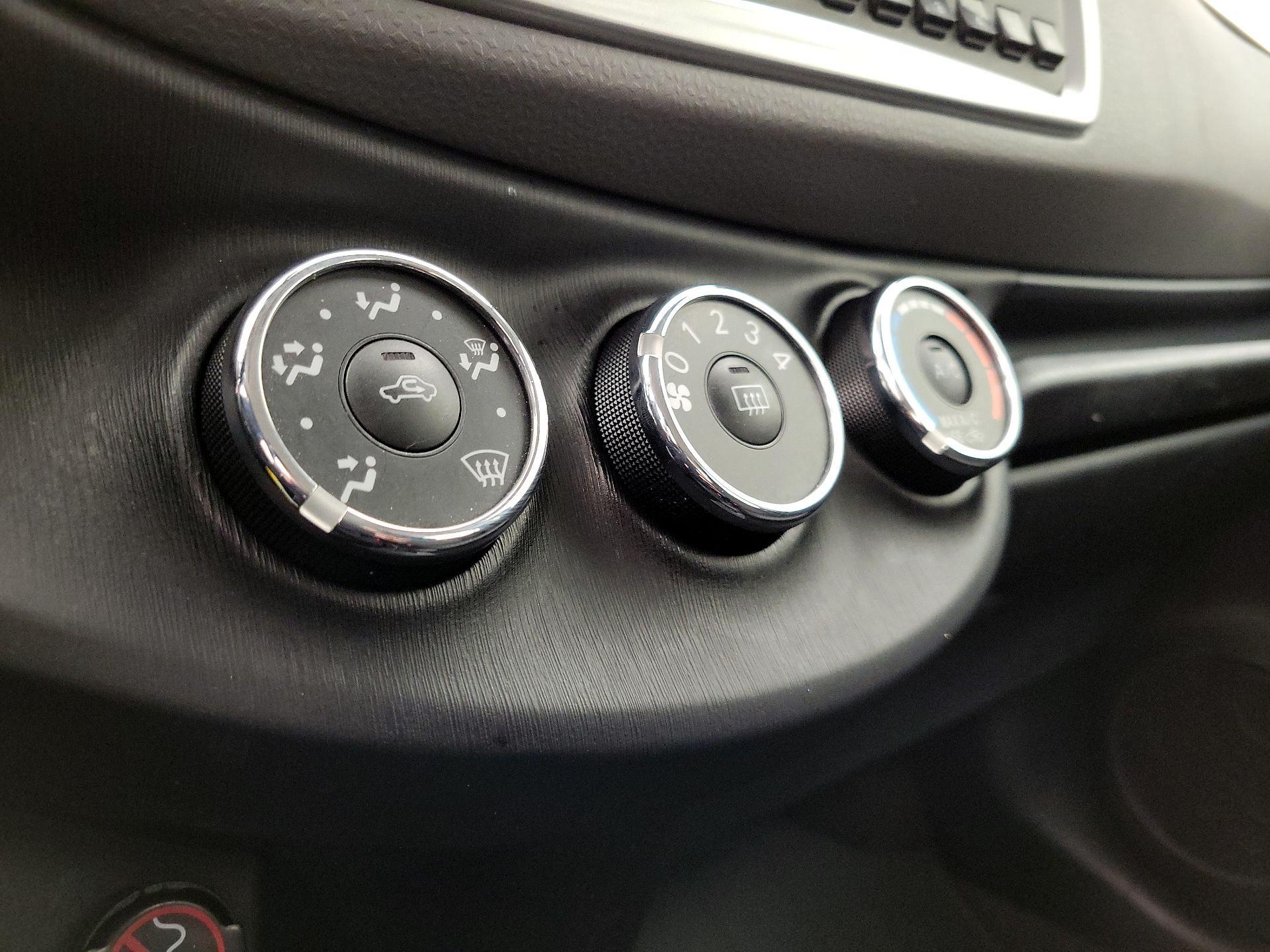Thumbnail: 2014 Toyota Yaris - 15