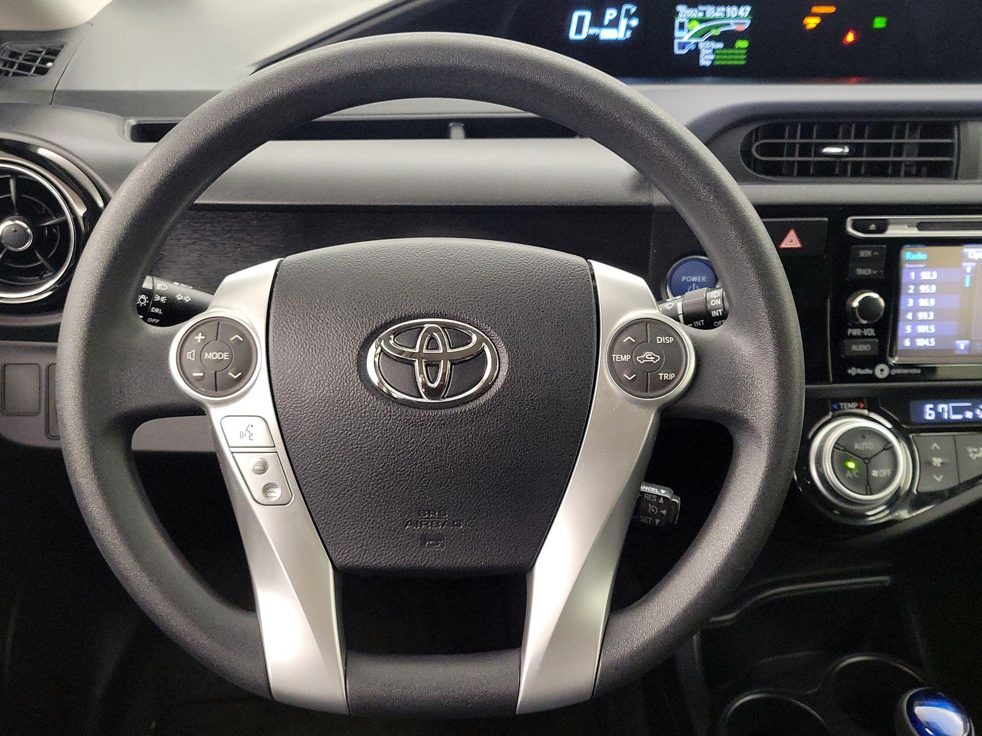 Thumbnail: 2015 Toyota Prius c - 10