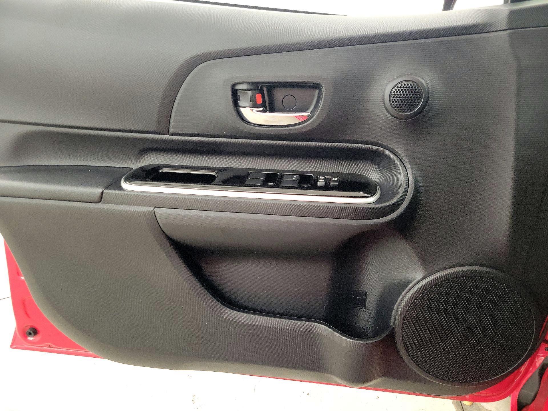 Thumbnail: 2015 Toyota Prius c - 12