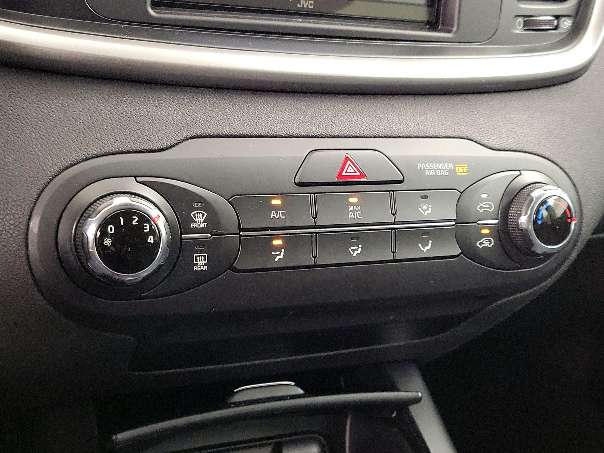 Thumbnail: 2016 Kia Sorento - 16