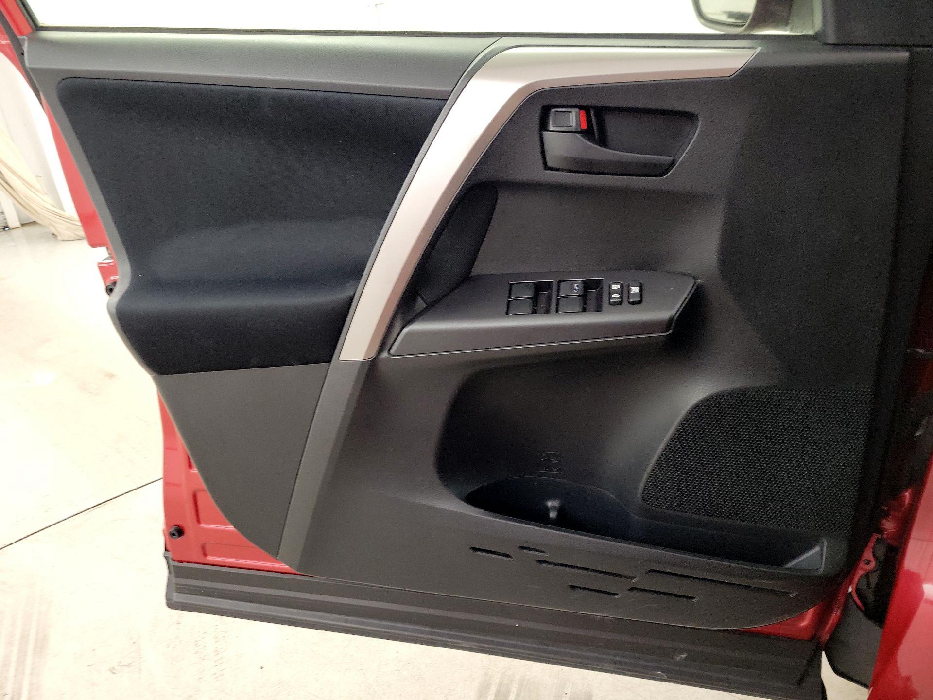 Thumbnail: 2016 Toyota RAV4 - 12