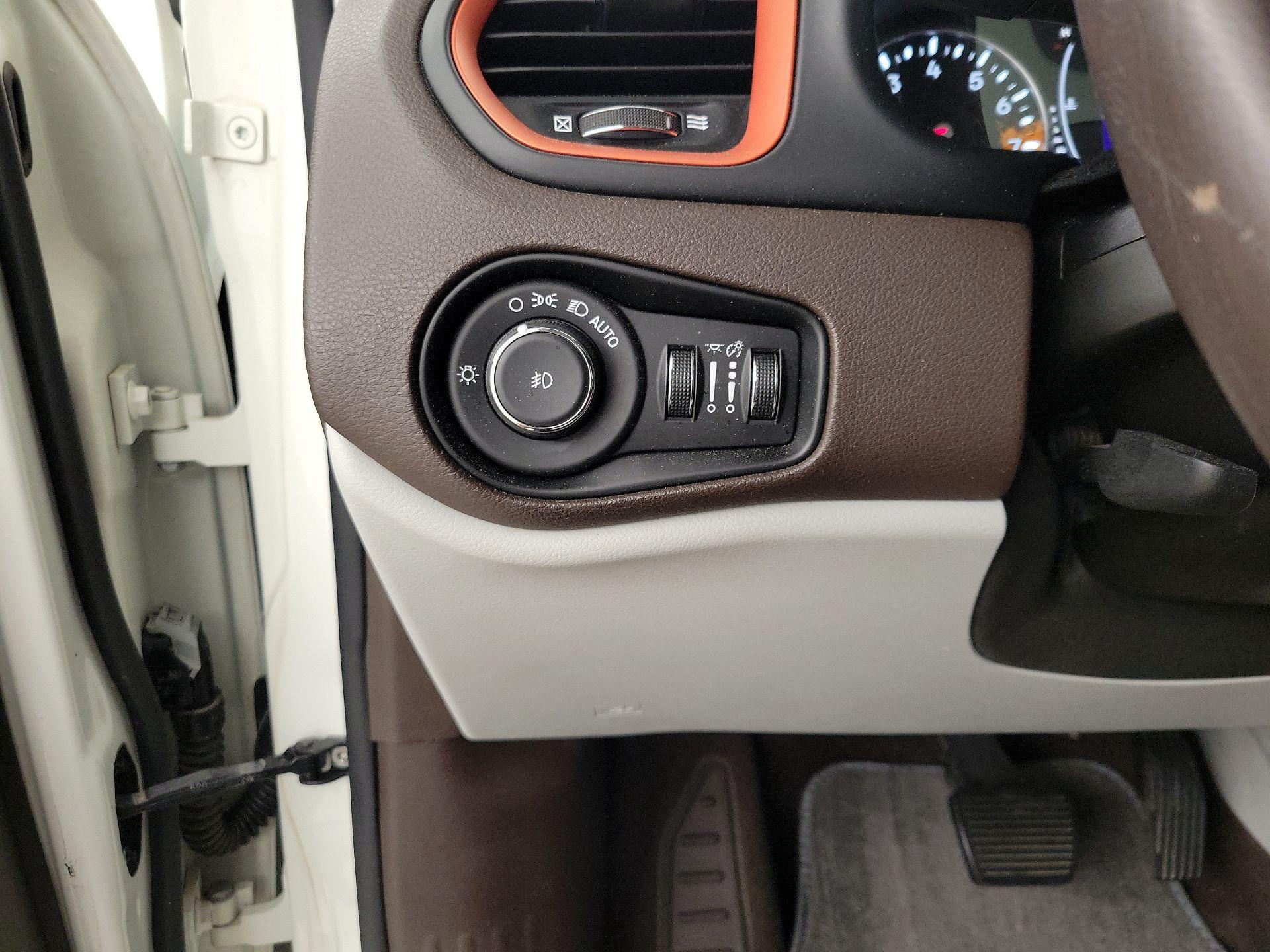 Thumbnail: 2015 Jeep Renegade - 13