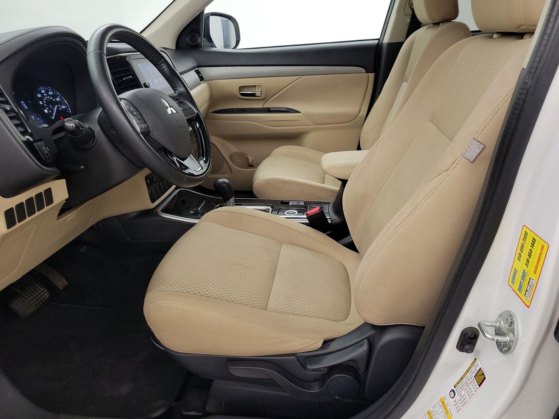 Thumbnail: 2017 Mitsubishi Outlander - 11