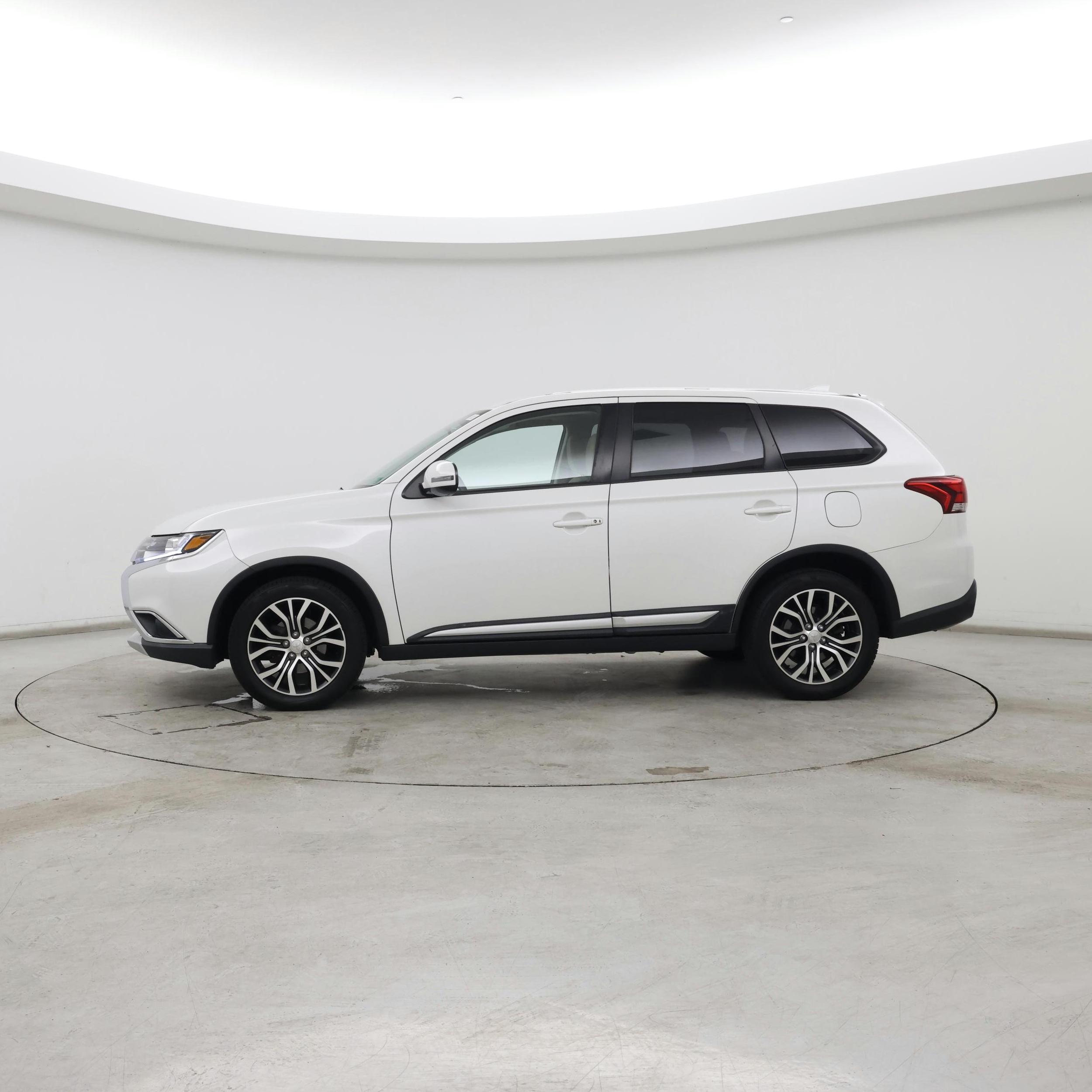 Thumbnail: 2017 Mitsubishi Outlander - 3