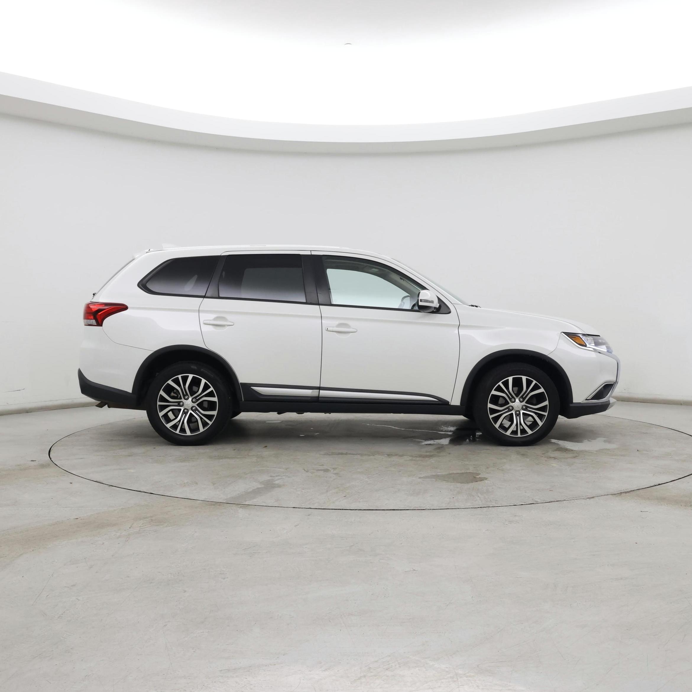 Thumbnail: 2017 Mitsubishi Outlander - 7