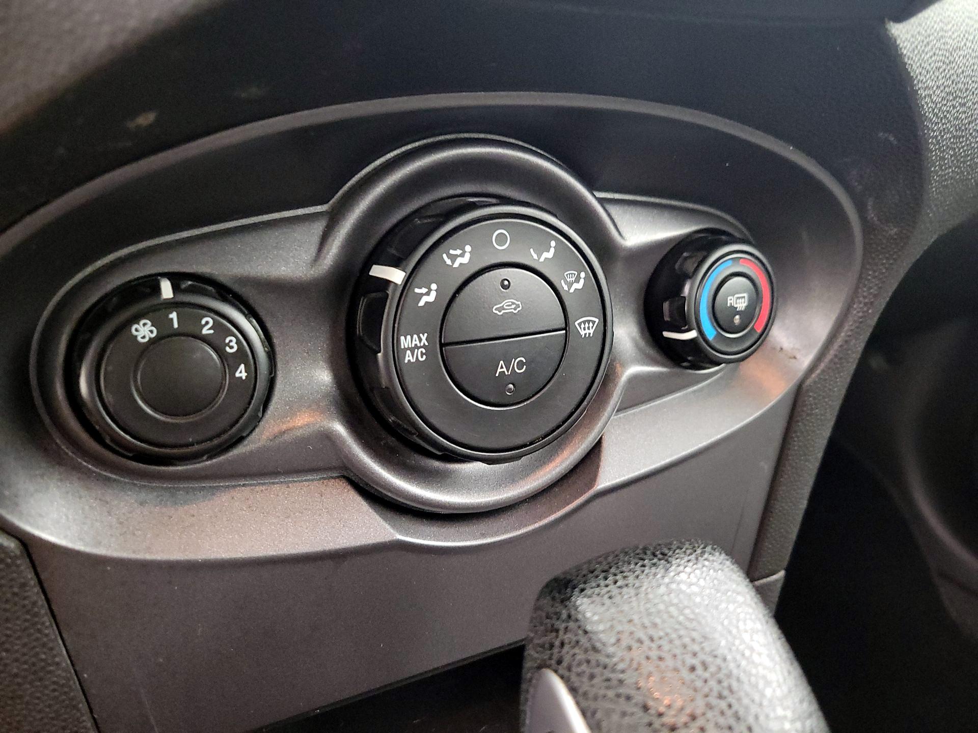 Thumbnail: 2016 Ford Fiesta - 15