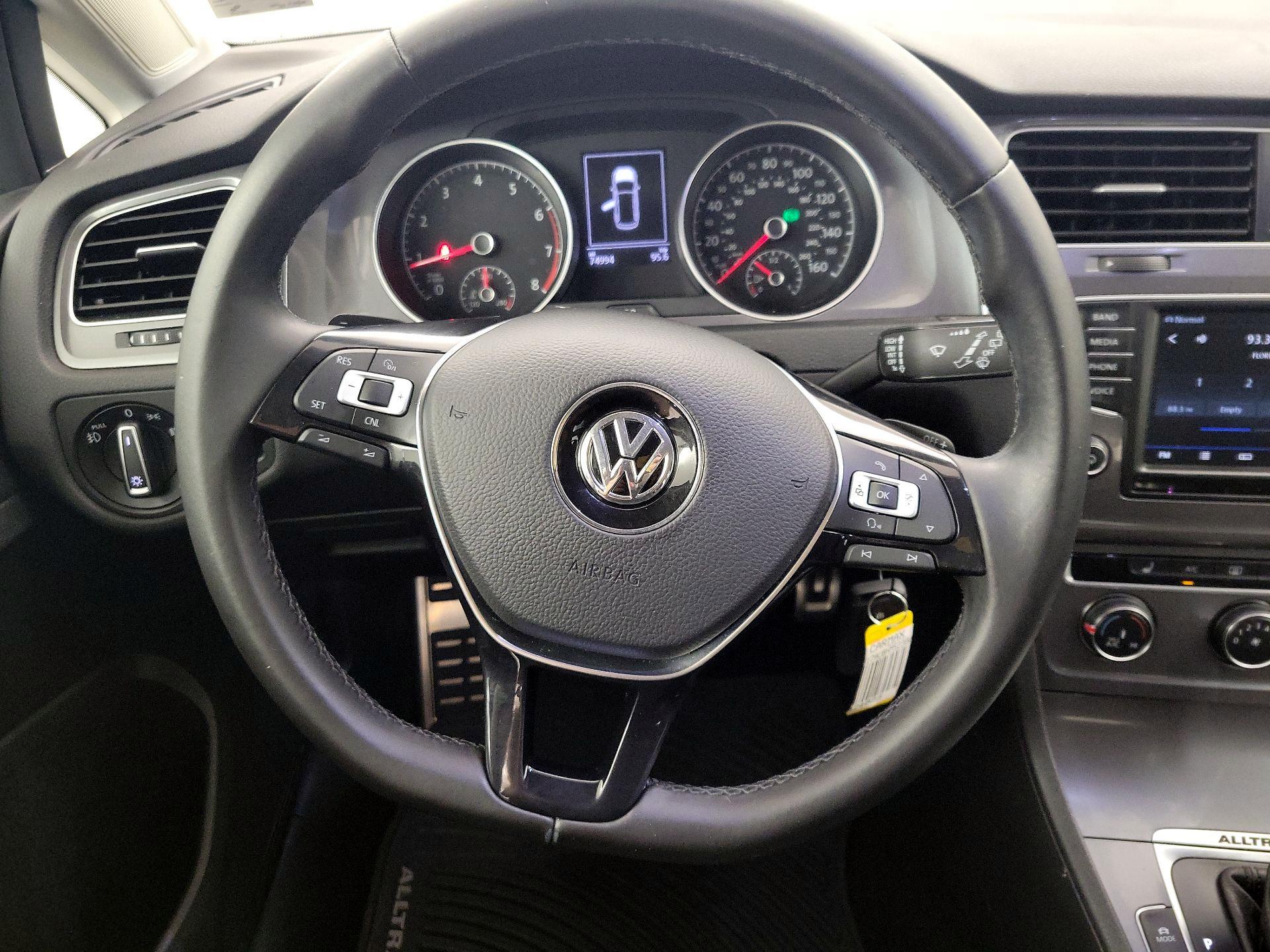 Thumbnail: 2017 Volkswagen Golf - 10