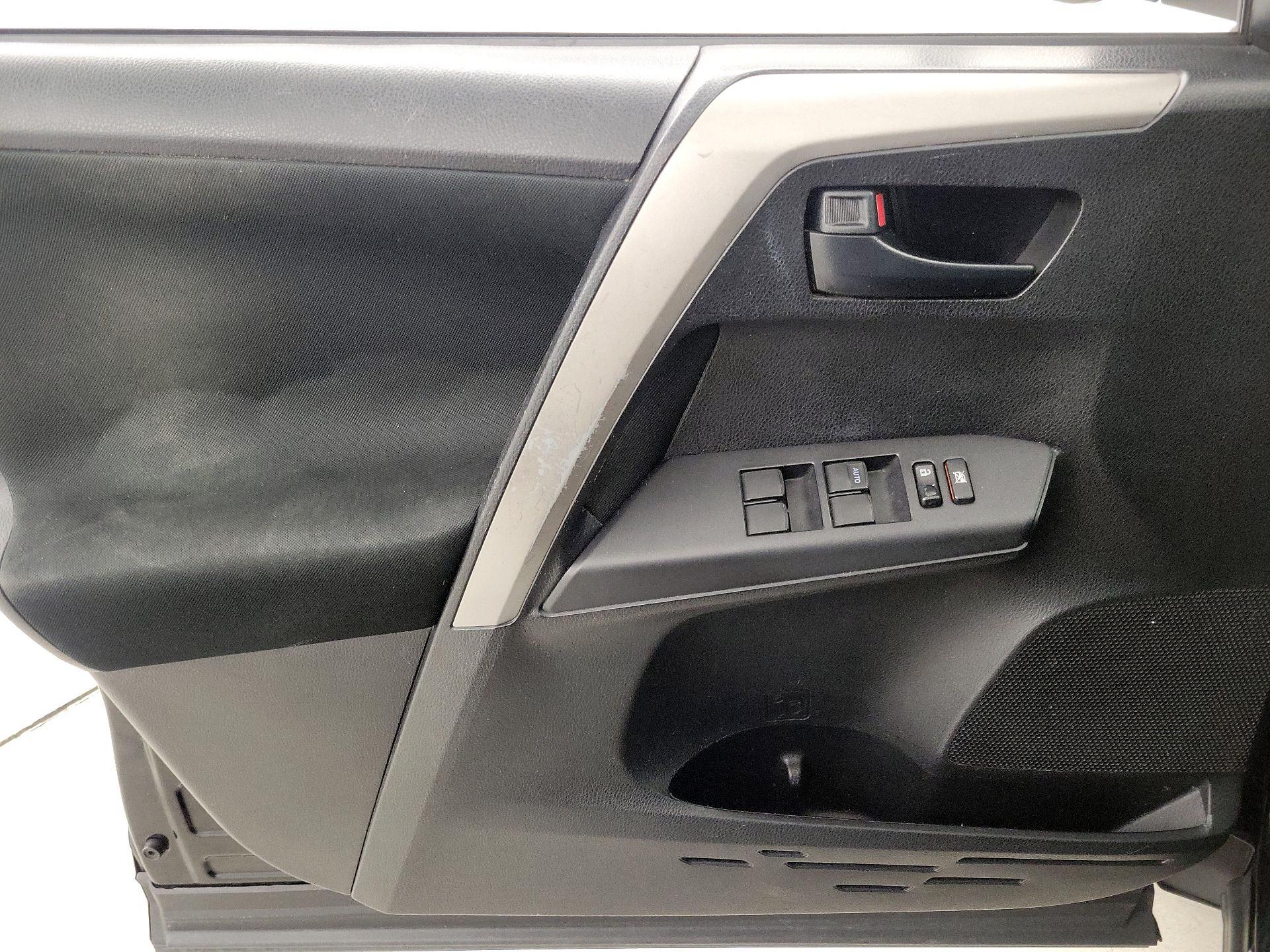 Thumbnail: 2016 Toyota RAV4 - 12