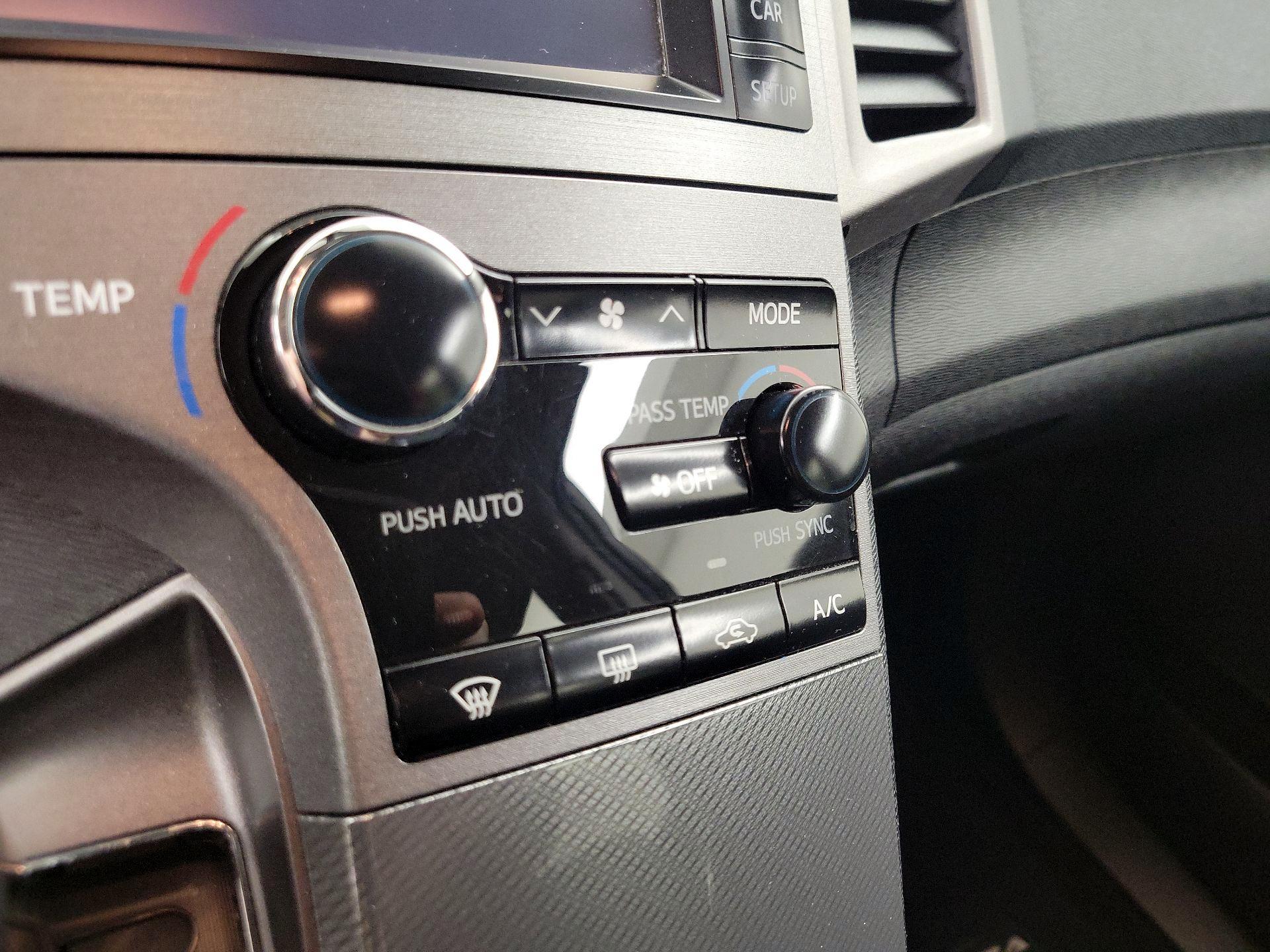 Thumbnail: 2014 Toyota Venza - 16