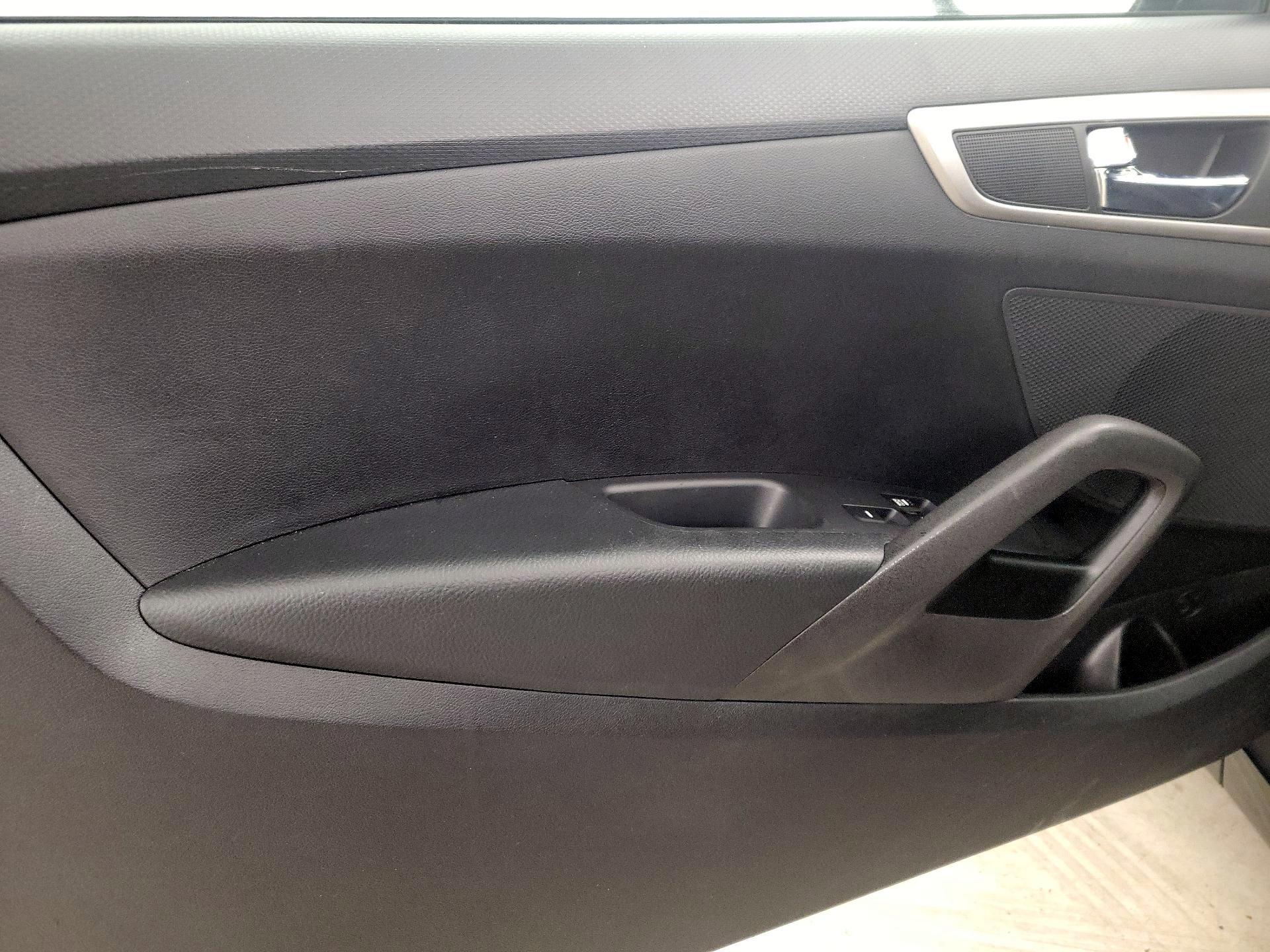 Thumbnail: 2016 Hyundai Veloster - 12