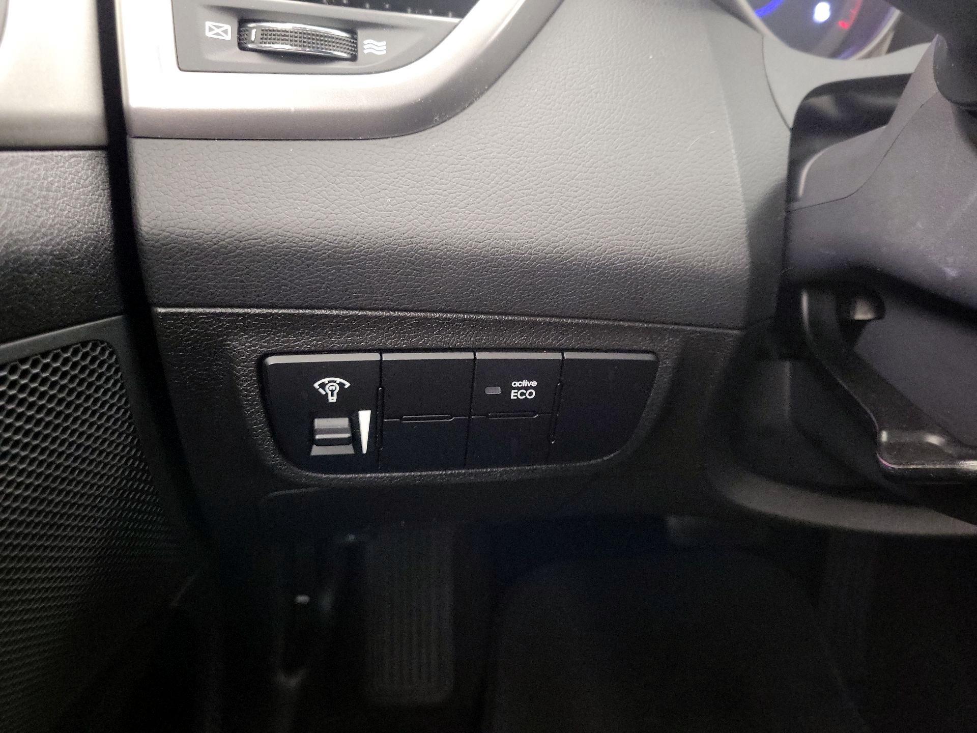 Thumbnail: 2016 Hyundai Veloster - 13