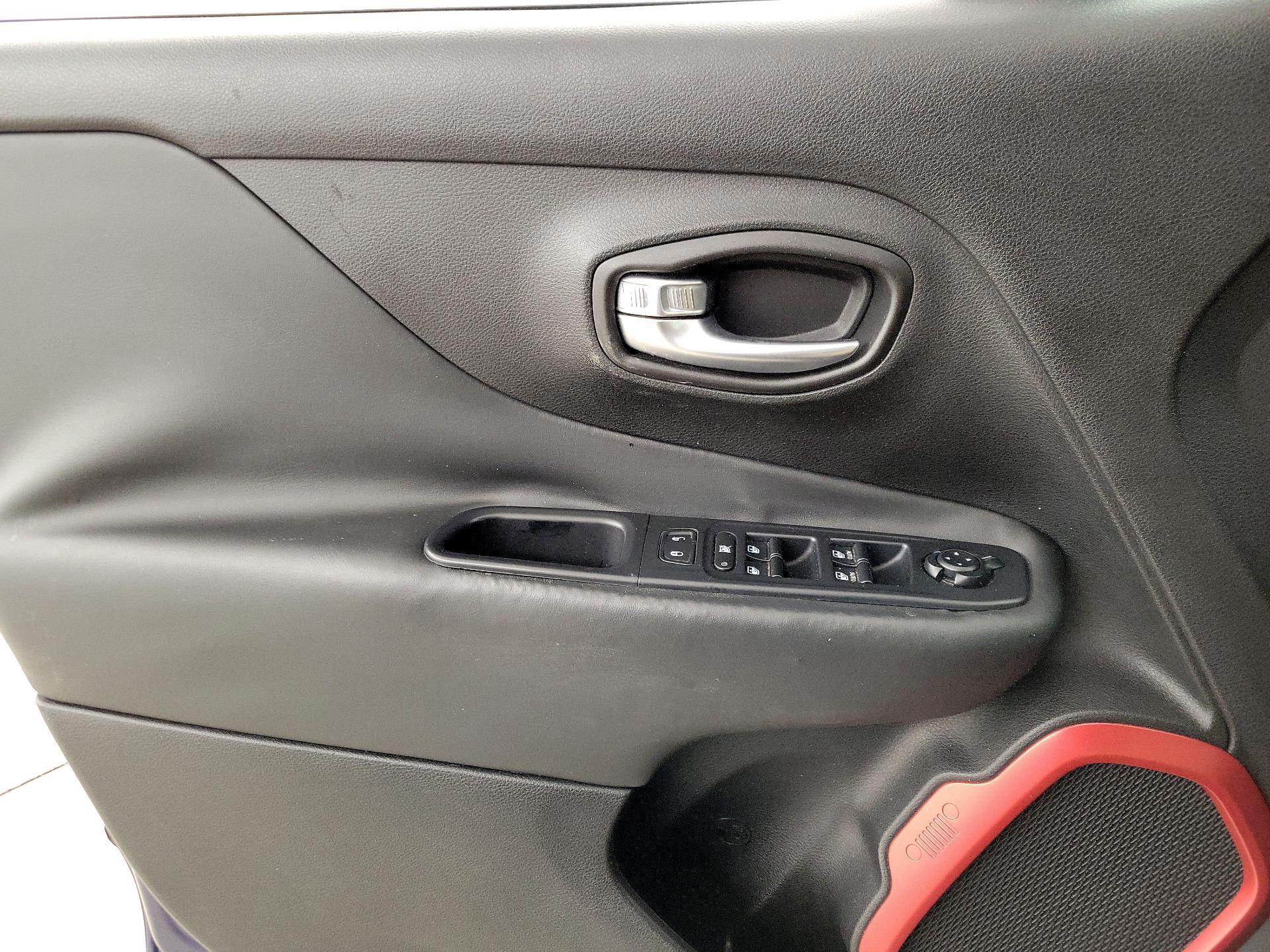 Thumbnail: 2016 Jeep Renegade - 12