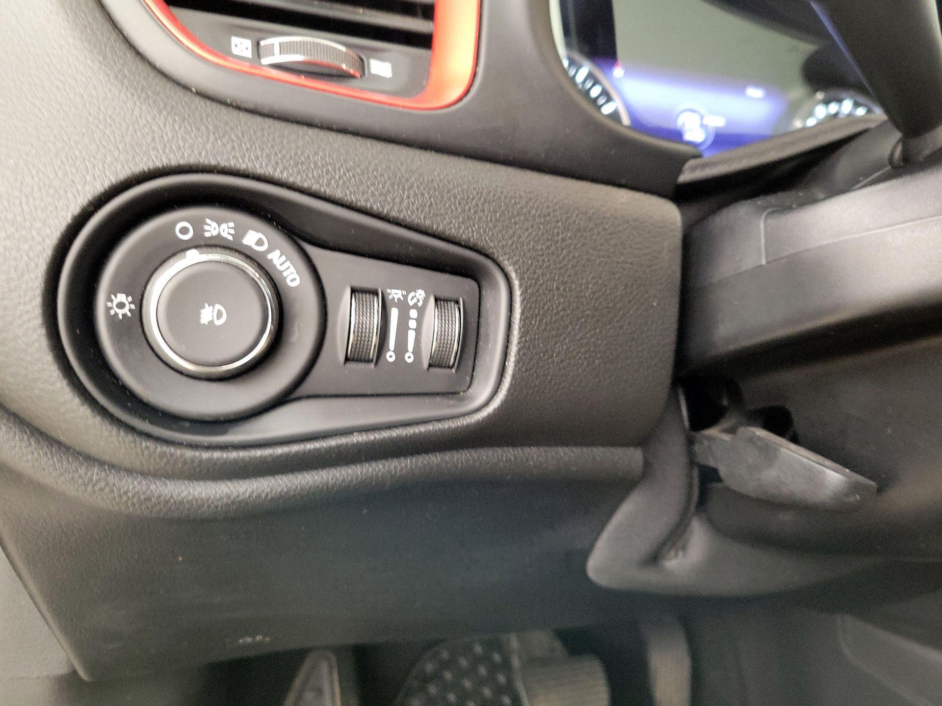 Thumbnail: 2016 Jeep Renegade - 13