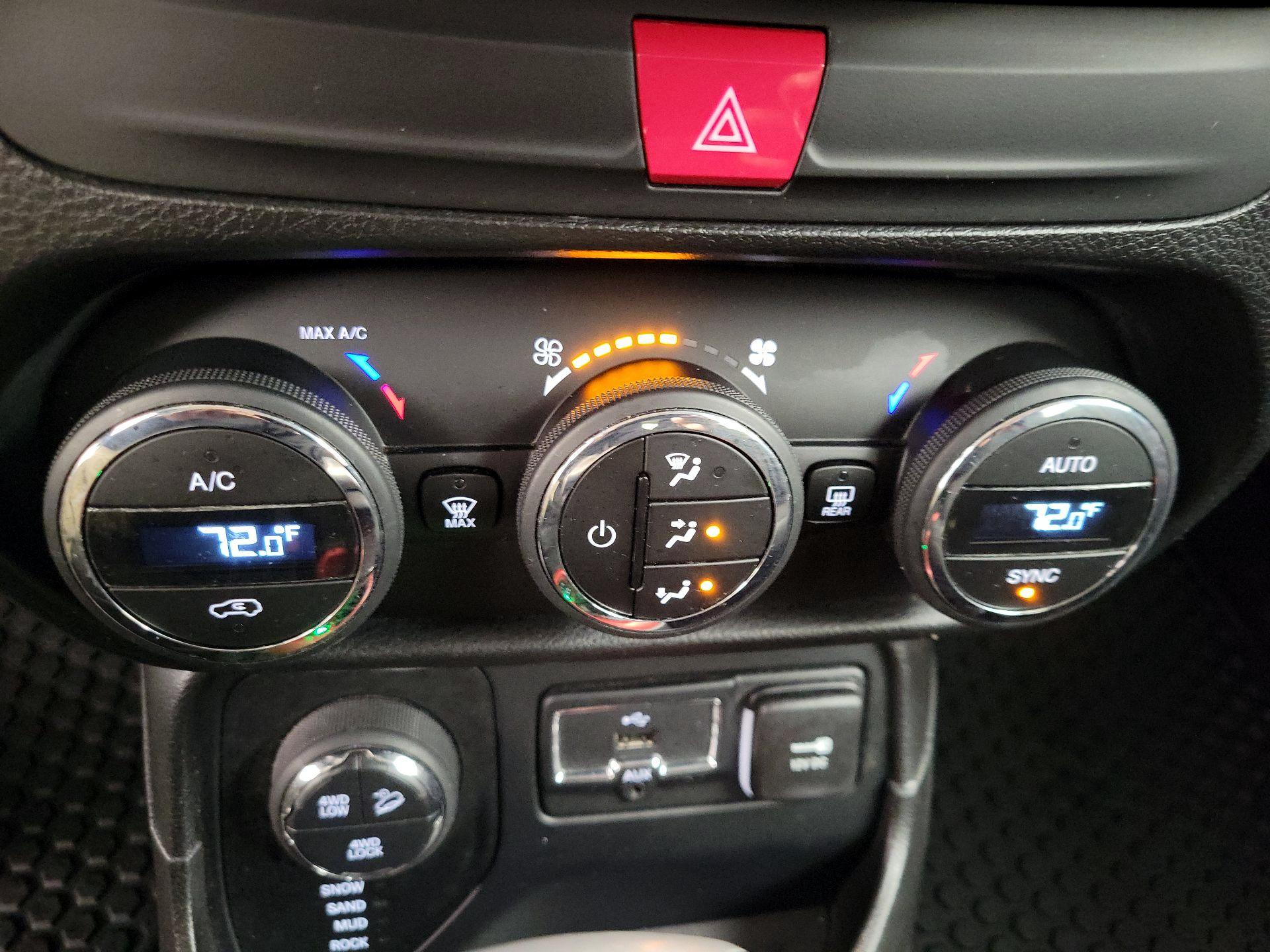 Thumbnail: 2016 Jeep Renegade - 17