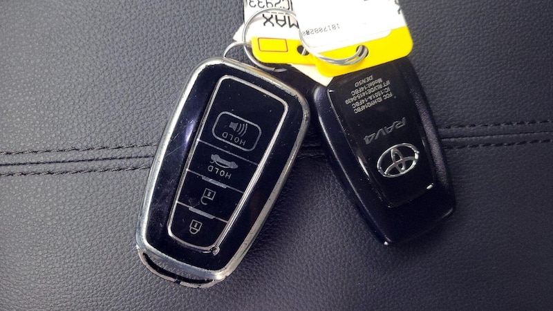 2022 Toyota RAV4 XLE Premium 24