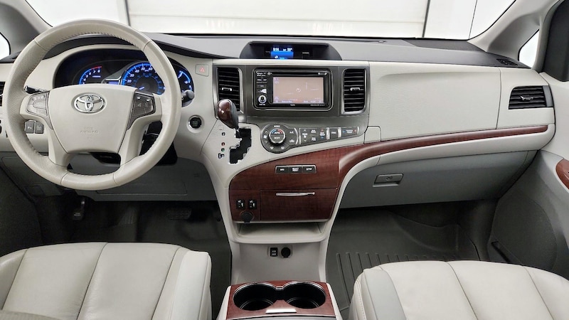 2014 Toyota Sienna XLE 9