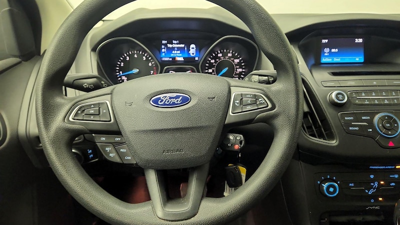 2016 Ford Focus SE 10