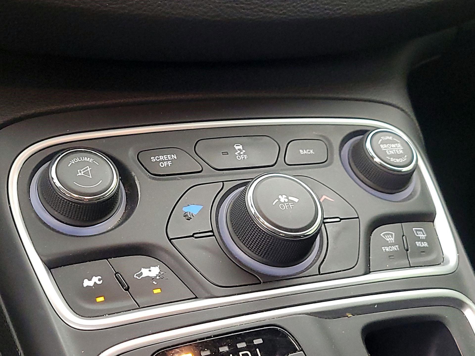 Thumbnail: 2016 Chrysler 200 - 16