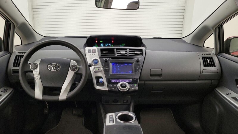 2014 Toyota Prius v Three 9