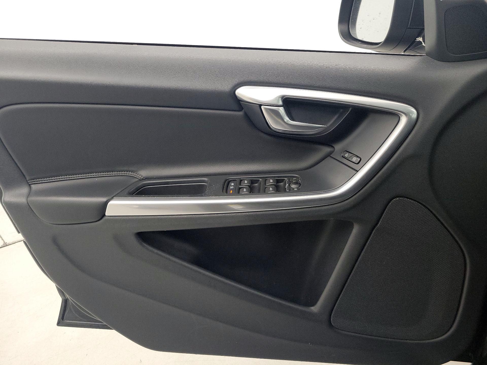 Thumbnail: 2015 Volvo V60 - 12