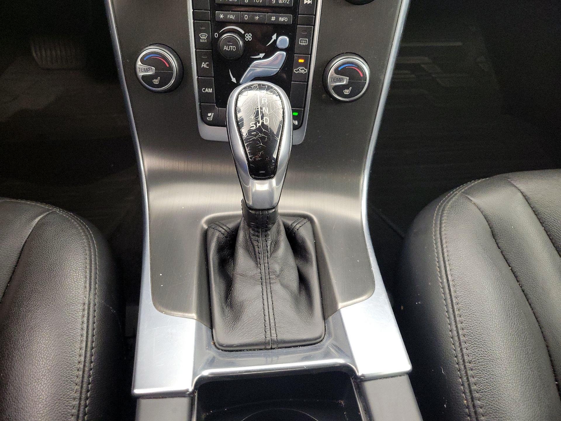 Thumbnail: 2015 Volvo V60 - 17