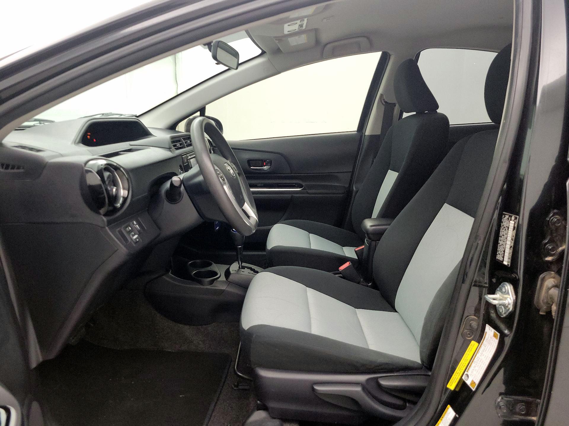 Thumbnail: 2015 Toyota Prius c - 11