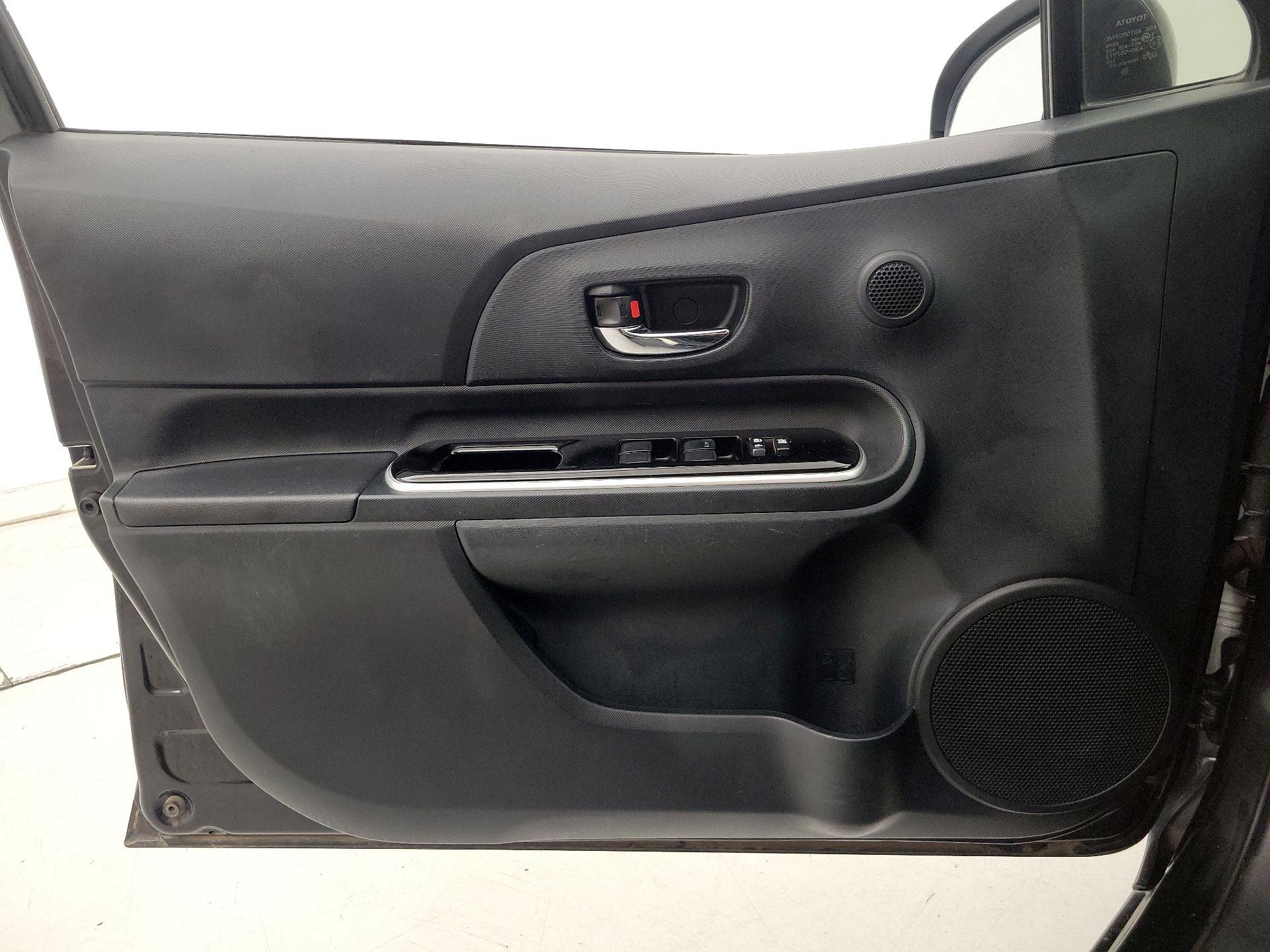 Thumbnail: 2015 Toyota Prius c - 12