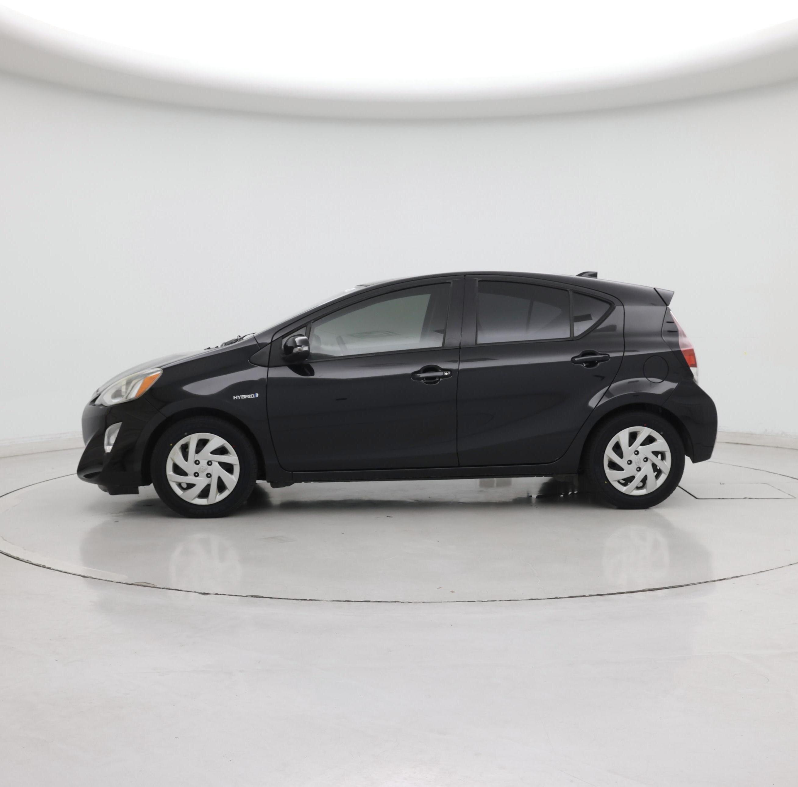 Thumbnail: 2015 Toyota Prius c - 3