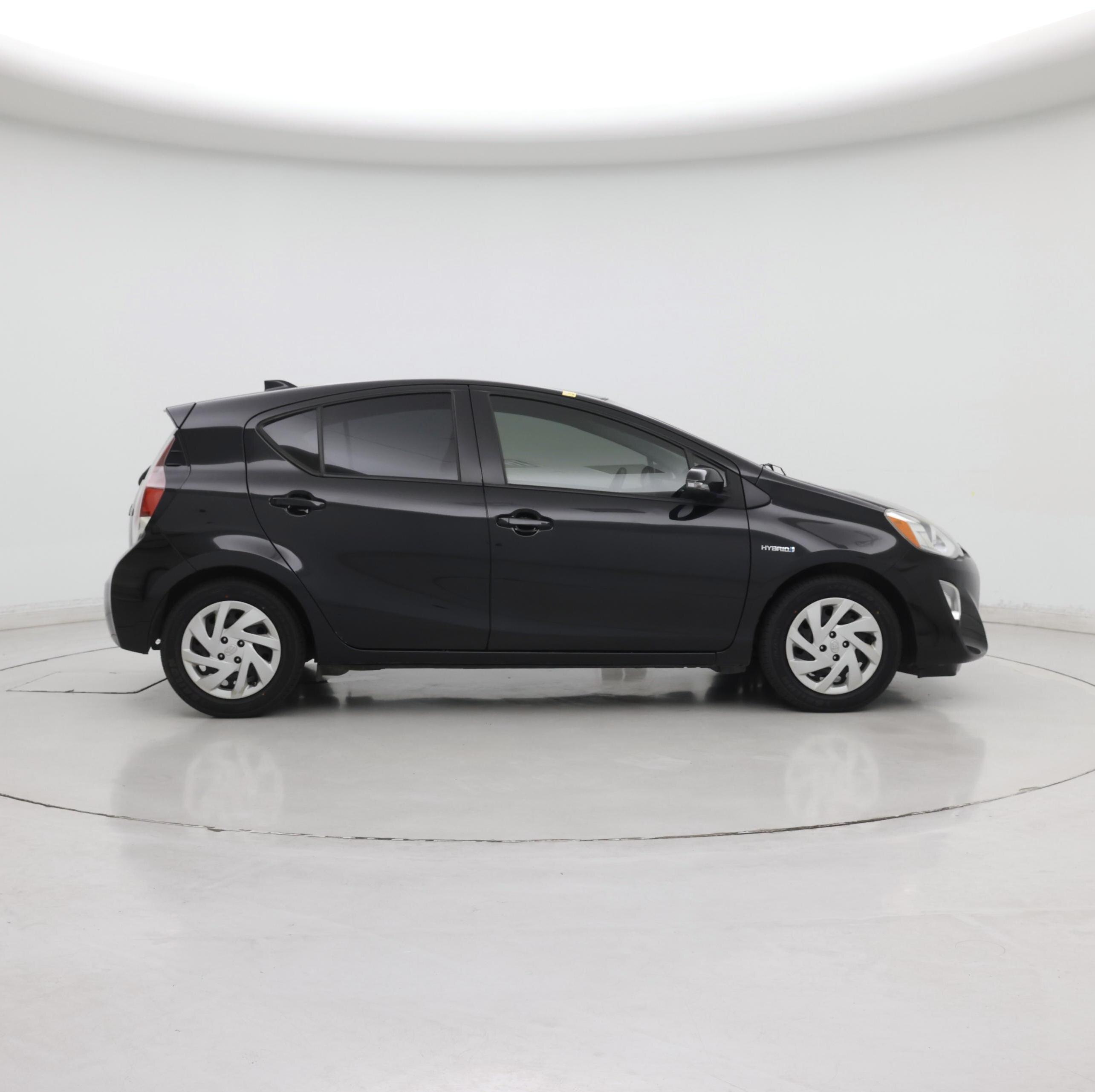 Thumbnail: 2015 Toyota Prius c - 7