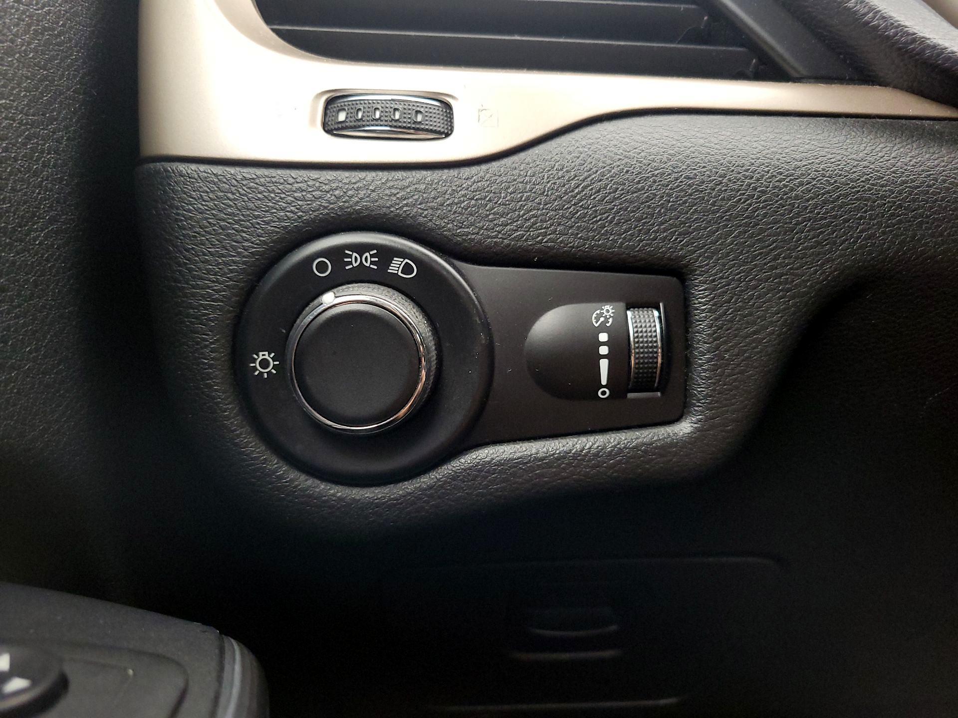 Thumbnail: 2015 Jeep Cherokee - 13
