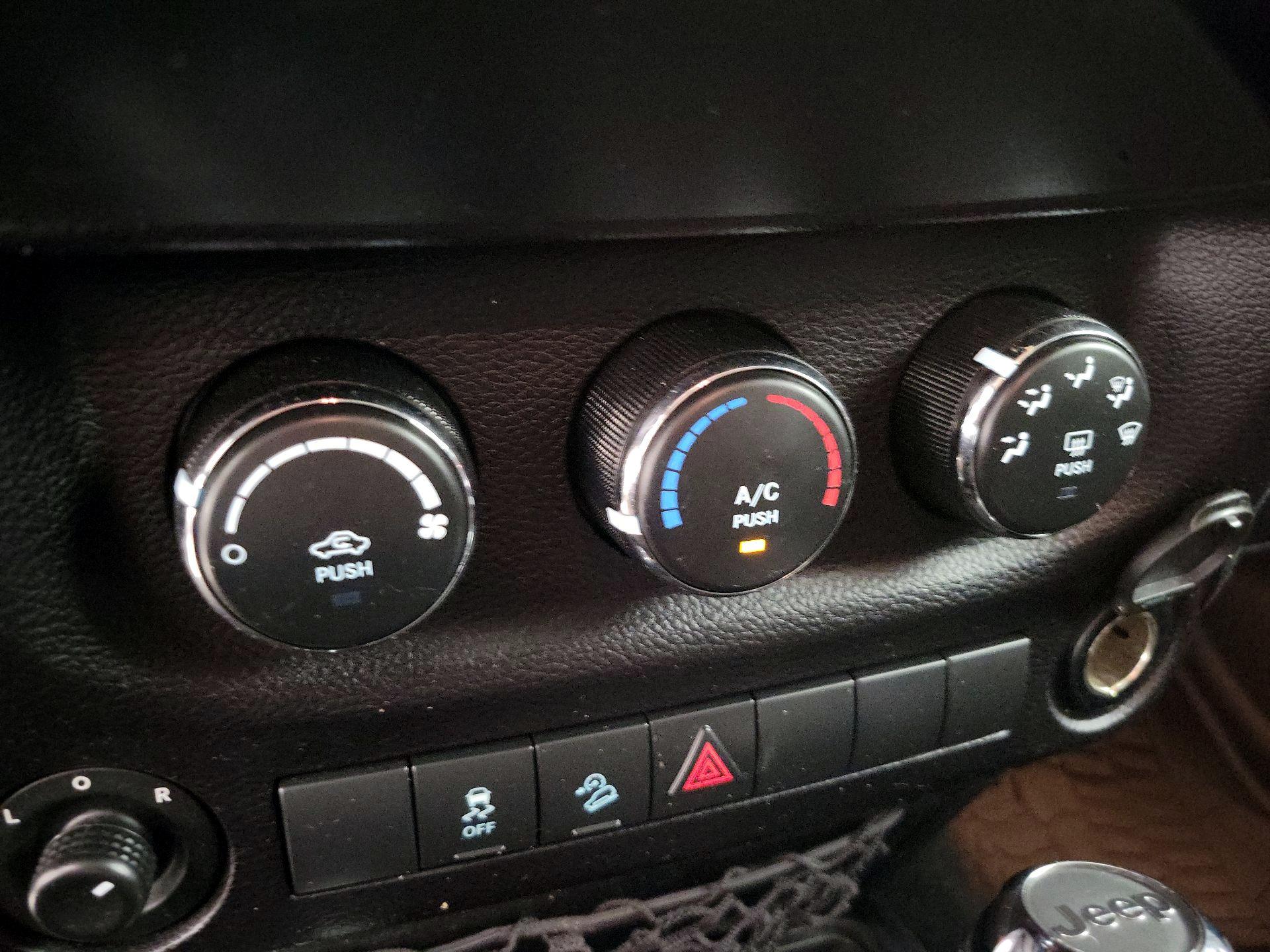 Thumbnail: 2016 Jeep Wrangler - 14