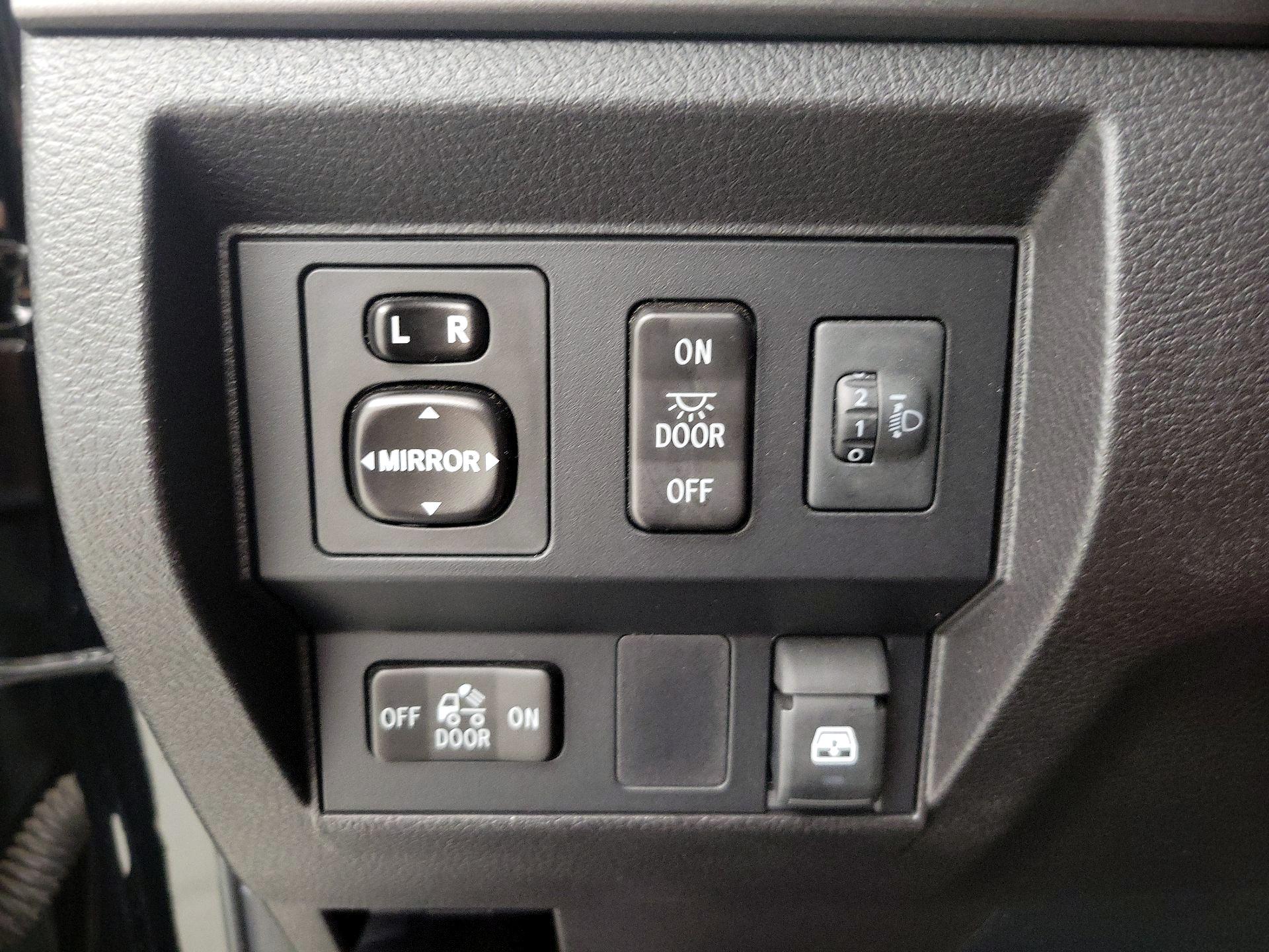 Thumbnail: 2015 Toyota Tundra - 13