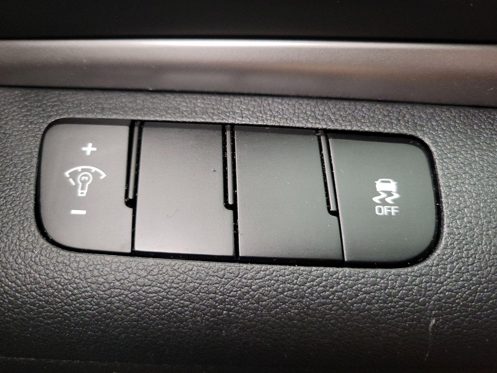 Thumbnail: 2019 Hyundai Elantra - 13