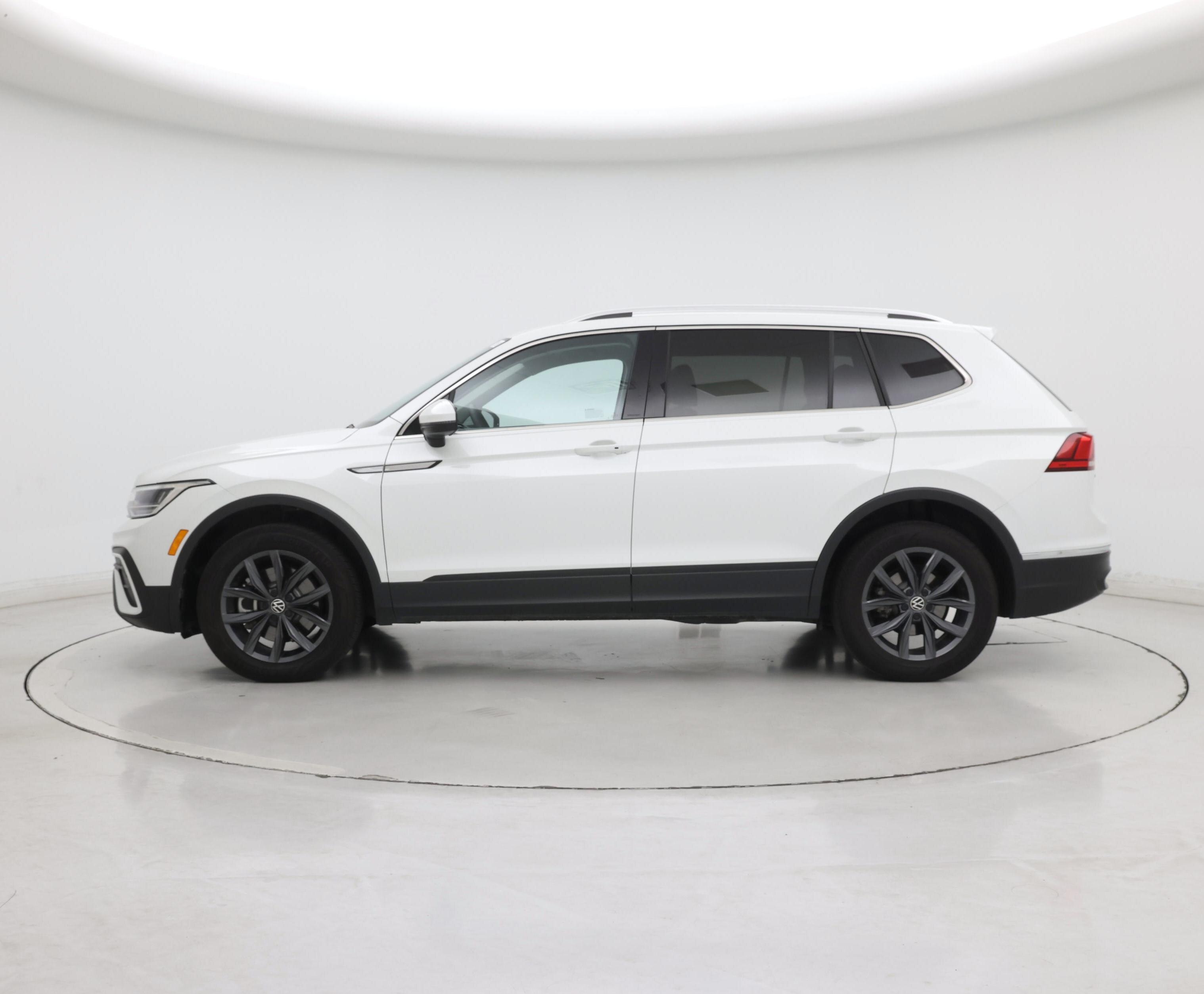 Thumbnail: 2023 Volkswagen Tiguan - 3