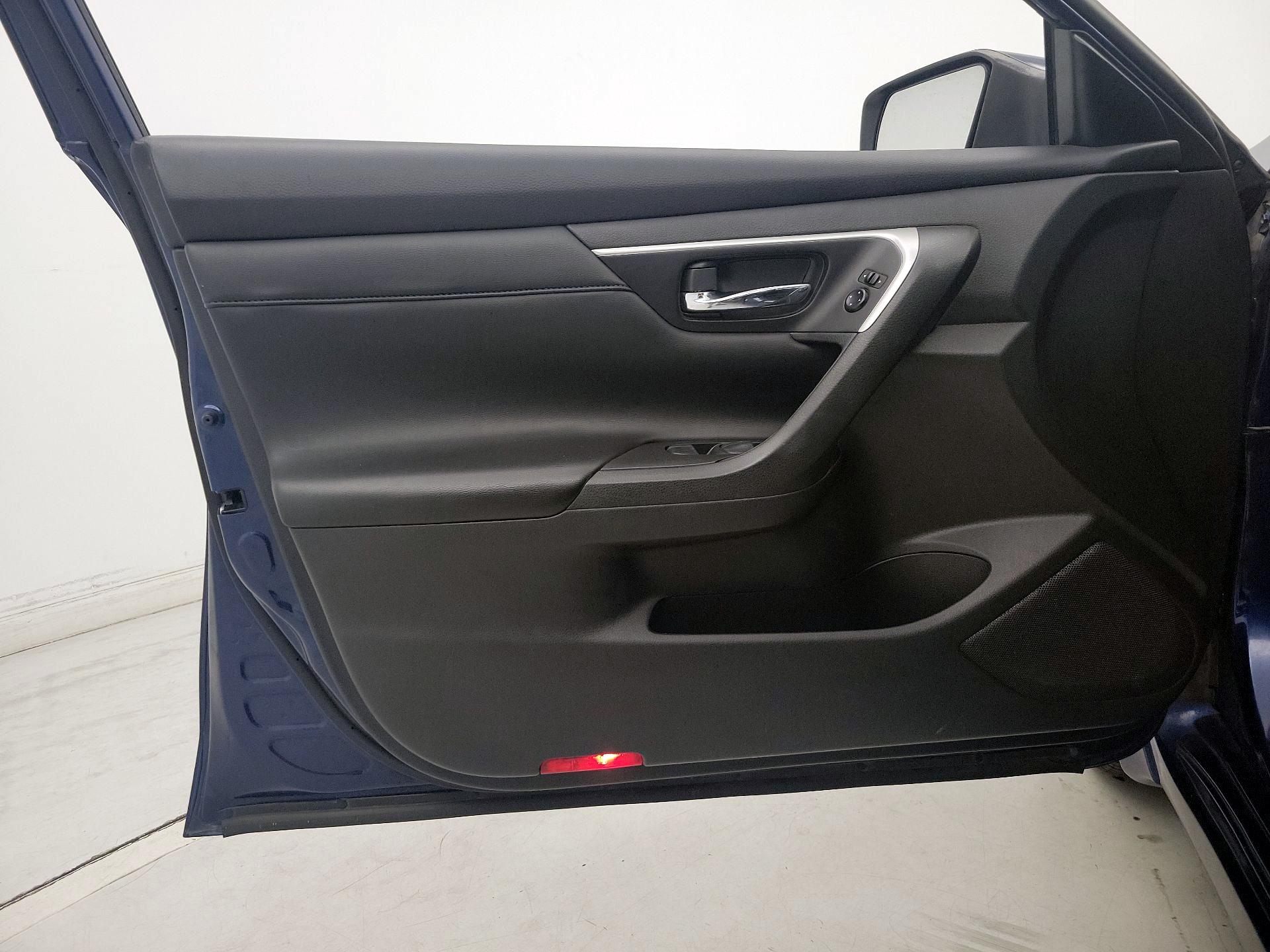 Thumbnail: 2016 Nissan Altima - 12