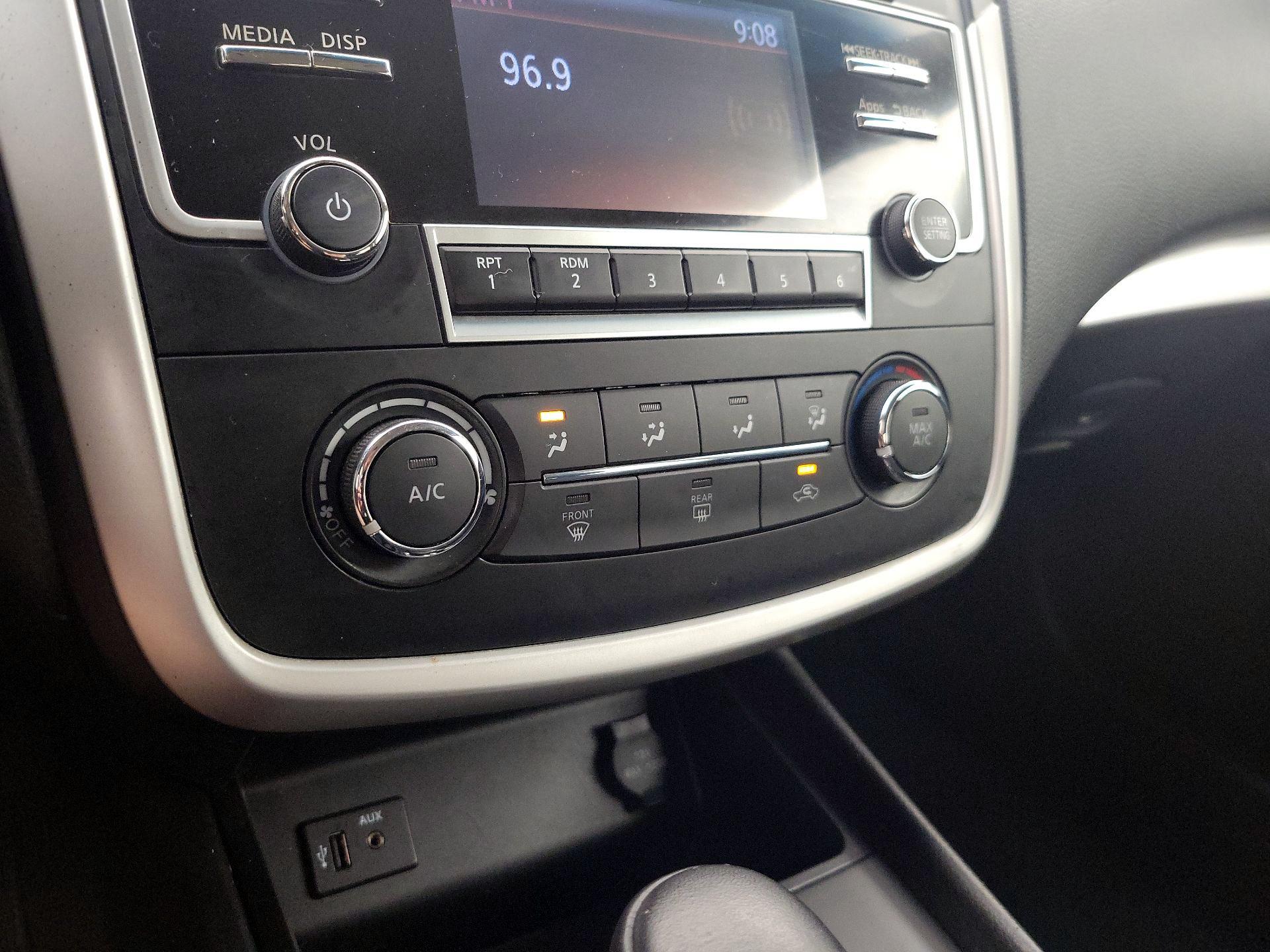 Thumbnail: 2016 Nissan Altima - 16
