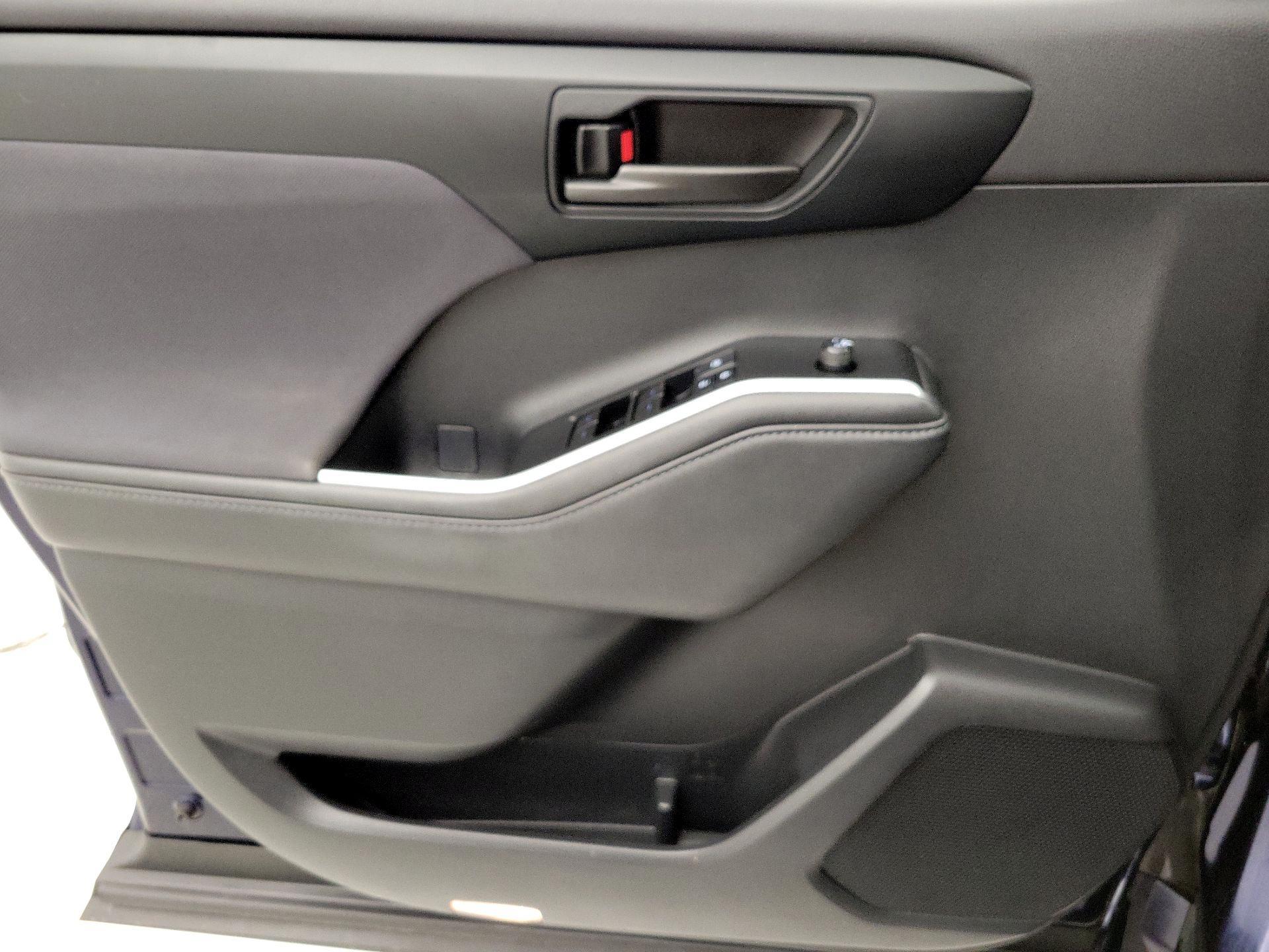 Thumbnail: 2021 Toyota Highlander - 12