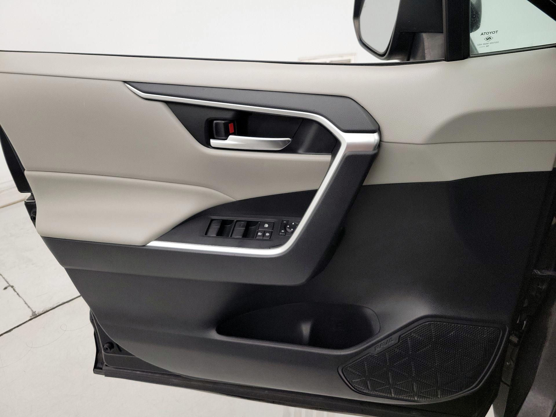 Thumbnail: 2019 Toyota RAV4 - 12