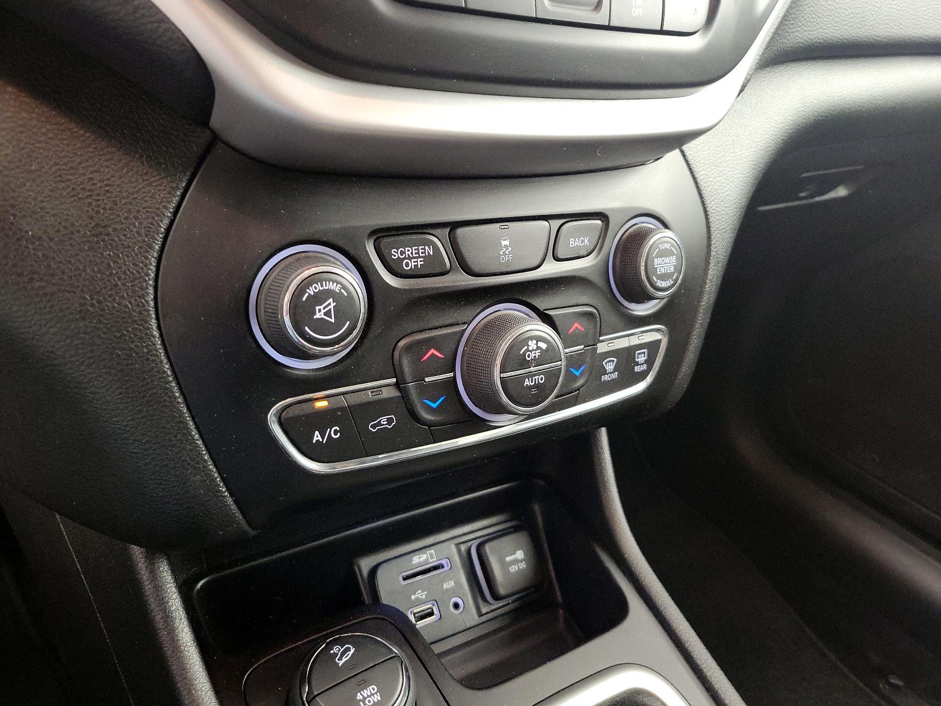 Thumbnail: 2014 Jeep Cherokee - 17