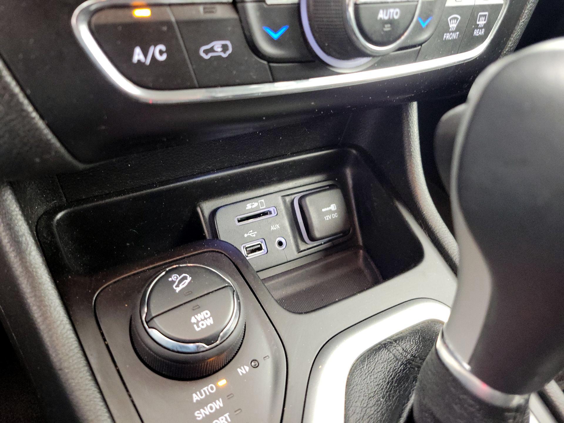 Thumbnail: 2014 Jeep Cherokee - 19