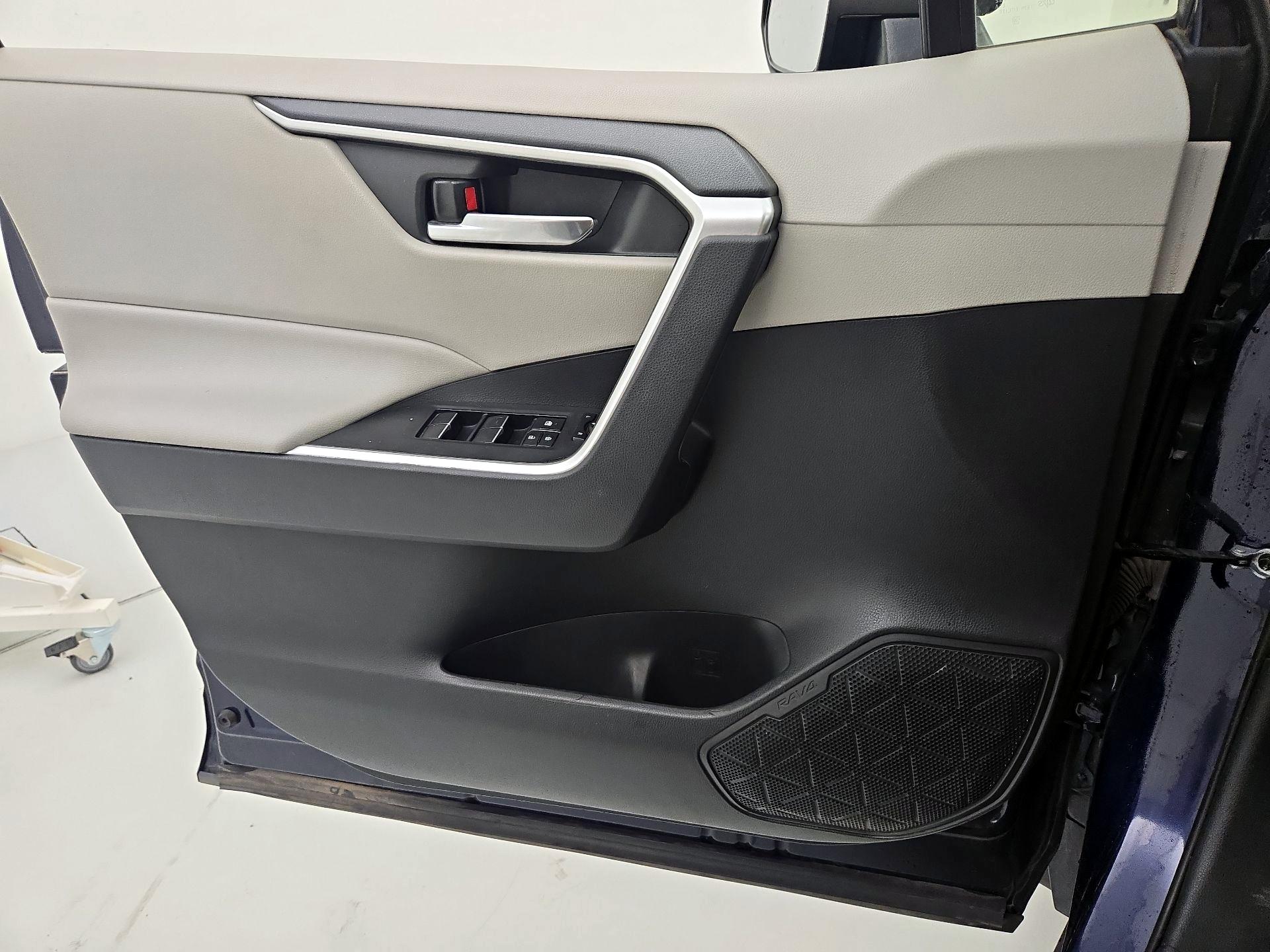 Thumbnail: 2019 Toyota RAV4 - 12